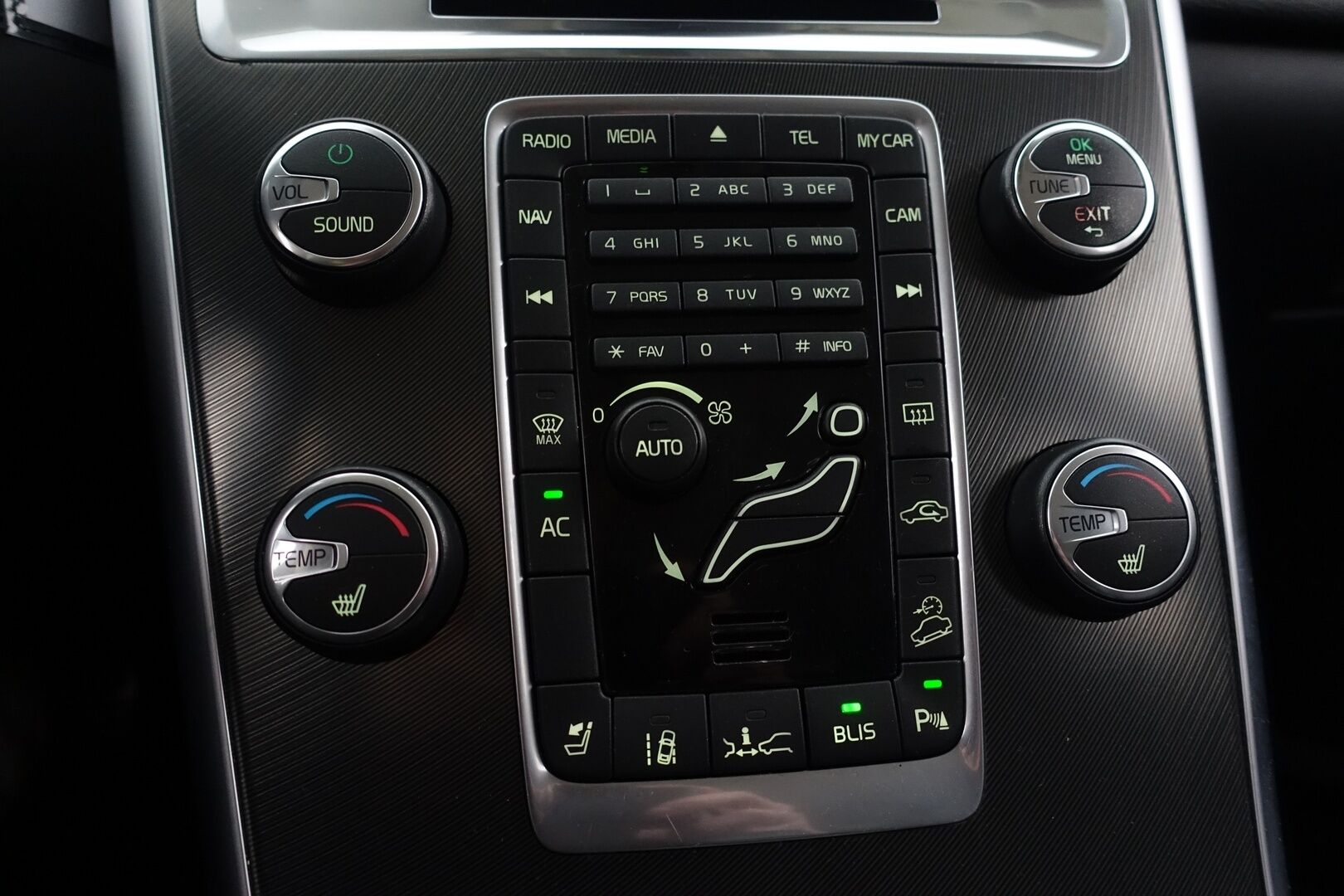 Volvo XC60 2011 D5 AWD R-Design aut - | ACC | Webasto | Koukku | Nahkasisusta | P.Kamera | Navi | Bluetooth | BLIS | 2X Renkaat & Vanteet |