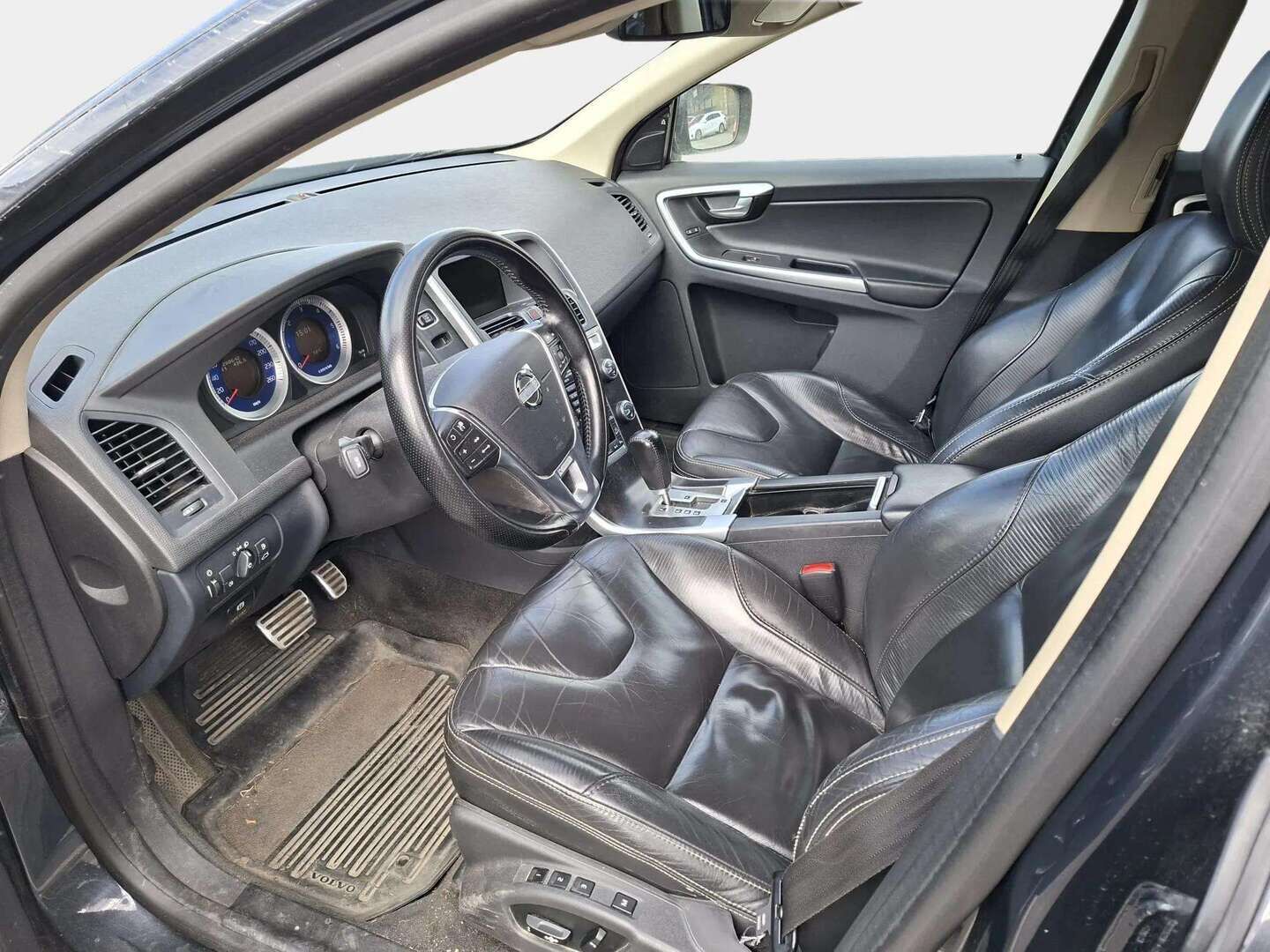 Volvo XC60 2011 D5 AWD R-Design aut * Adaptiivinen vakkari / BLIS / R-design nahka sisusta / Muistipenkki *