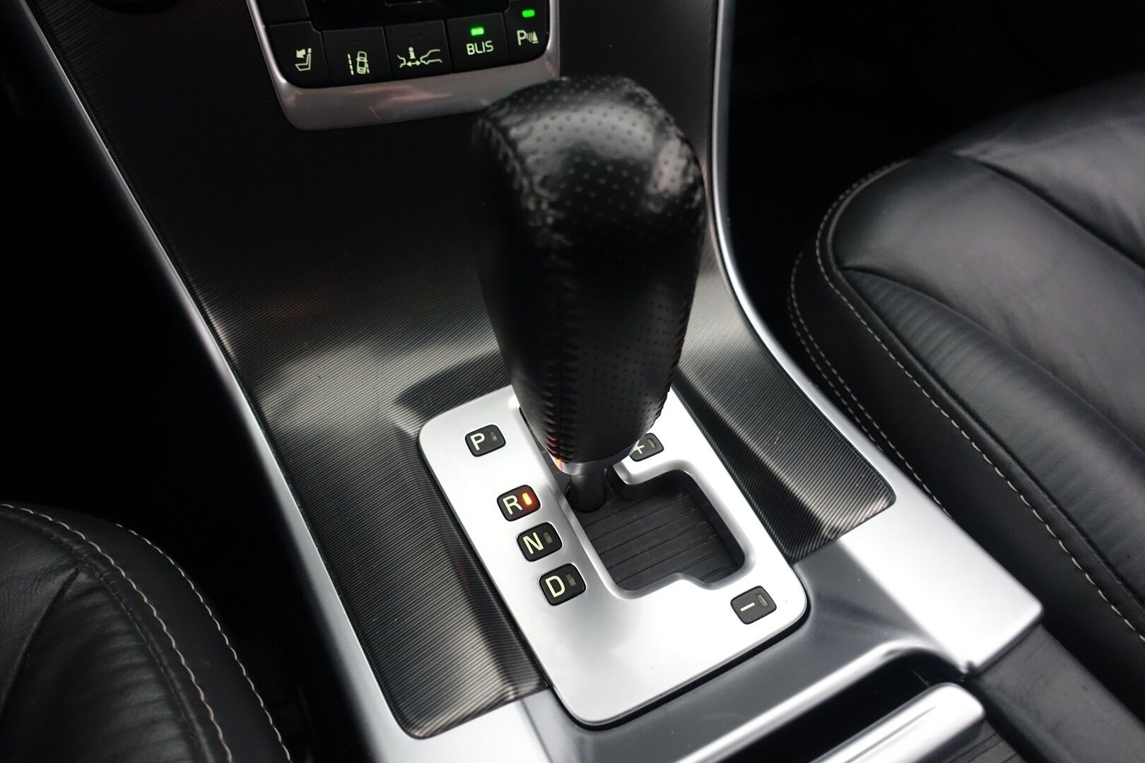Volvo XC60 2011 D5 AWD R-Design aut - | ACC | Webasto | Koukku | Nahkasisusta | P.Kamera | Navi | Bluetooth | BLIS | 2X Renkaat & Vanteet |