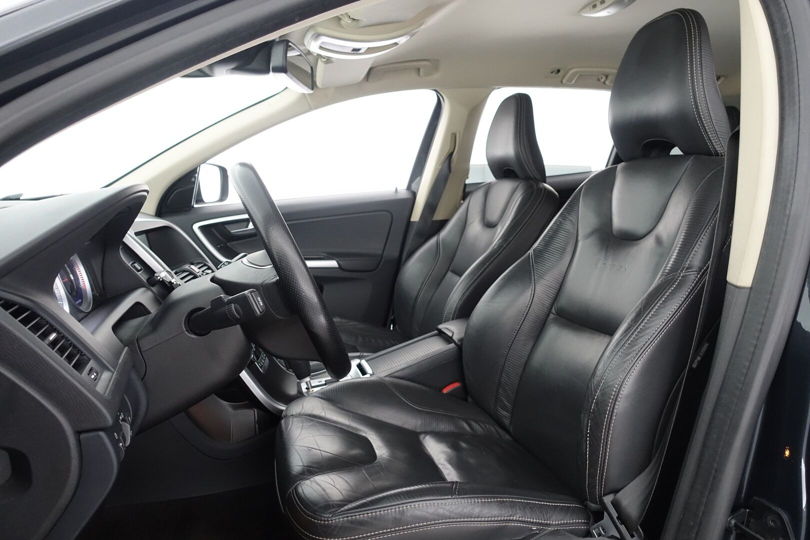 Volvo XC60 2011 D5 AWD R-Design aut - | ACC | Webasto | Koukku | Nahkasisusta | P.Kamera | Navi | Bluetooth | BLIS | 2X Renkaat & Vanteet |
