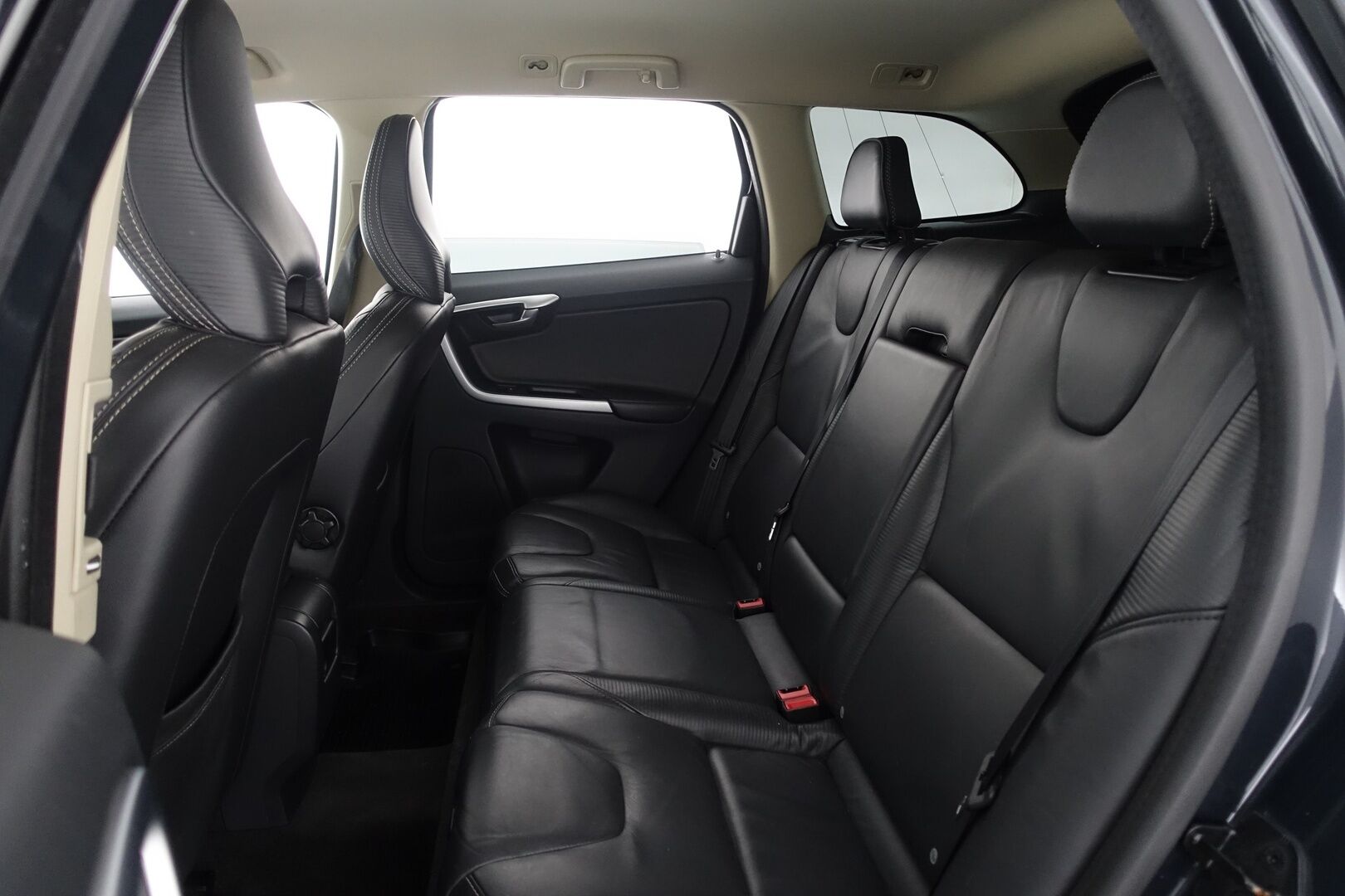 Volvo XC60 2011 D5 AWD R-Design aut - | ACC | Webasto | Koukku | Nahkasisusta | P.Kamera | Navi | Bluetooth | BLIS | 2X Renkaat & Vanteet |