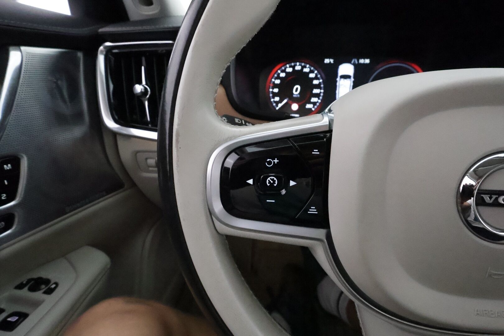 Volvo V90 2019 T8 AWD Inscription **Panorama / Koukku / ACC / B&O / Full-LED / 360° / Hierovat&Ilmastoidut Sporttinahat Muistilla** - 2x Latauskaapelit / Kahdet Renkaat / Merkkihuollettu! / **HUIPPU VARUSTEET**