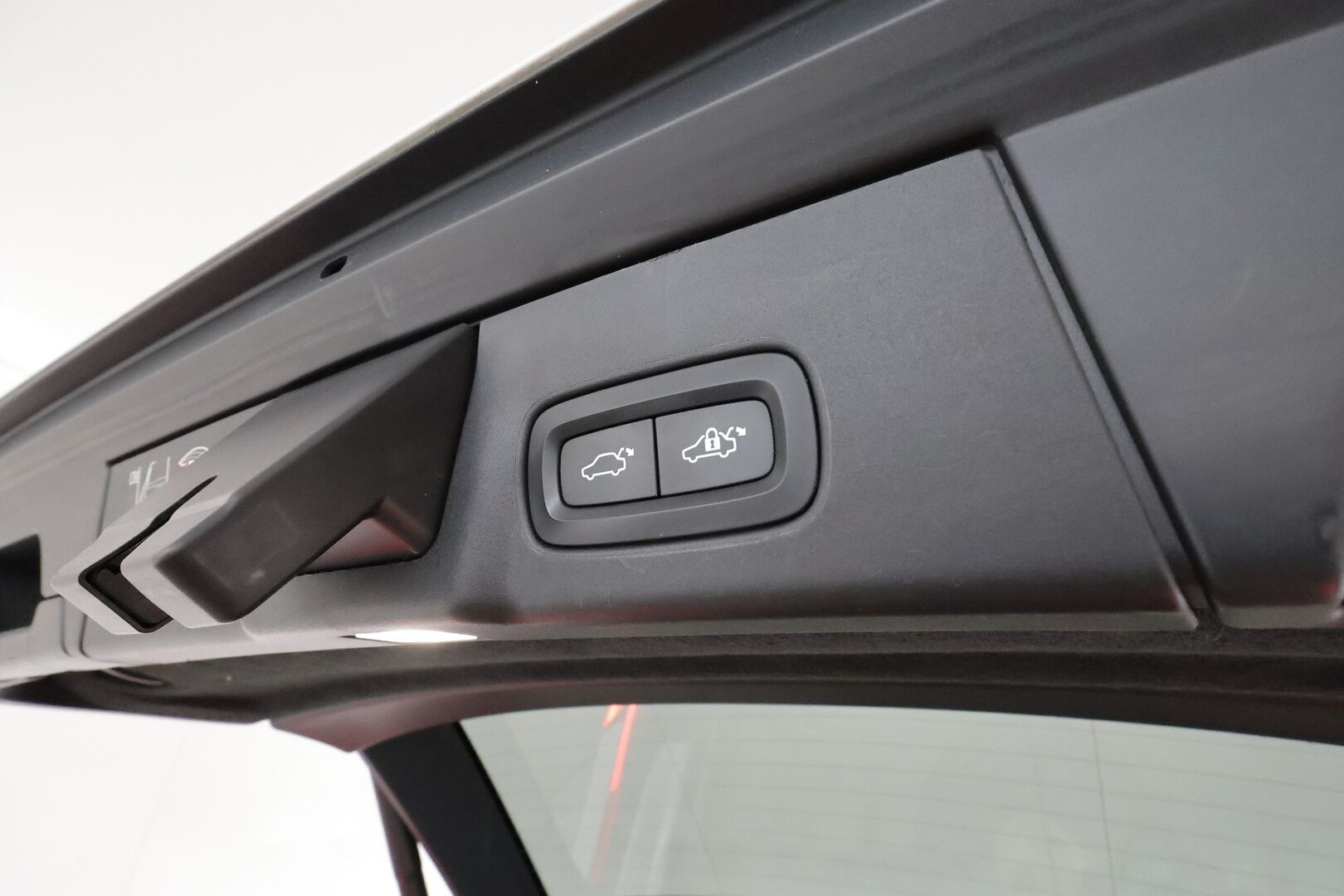 Volvo V90 2019 T8 AWD Inscription **Panorama / Koukku / ACC / B&O / Full-LED / 360° / Hierovat&Ilmastoidut Sporttinahat Muistilla** - 2x Latauskaapelit / Kahdet Renkaat / Merkkihuollettu! / **HUIPPU VARUSTEET**