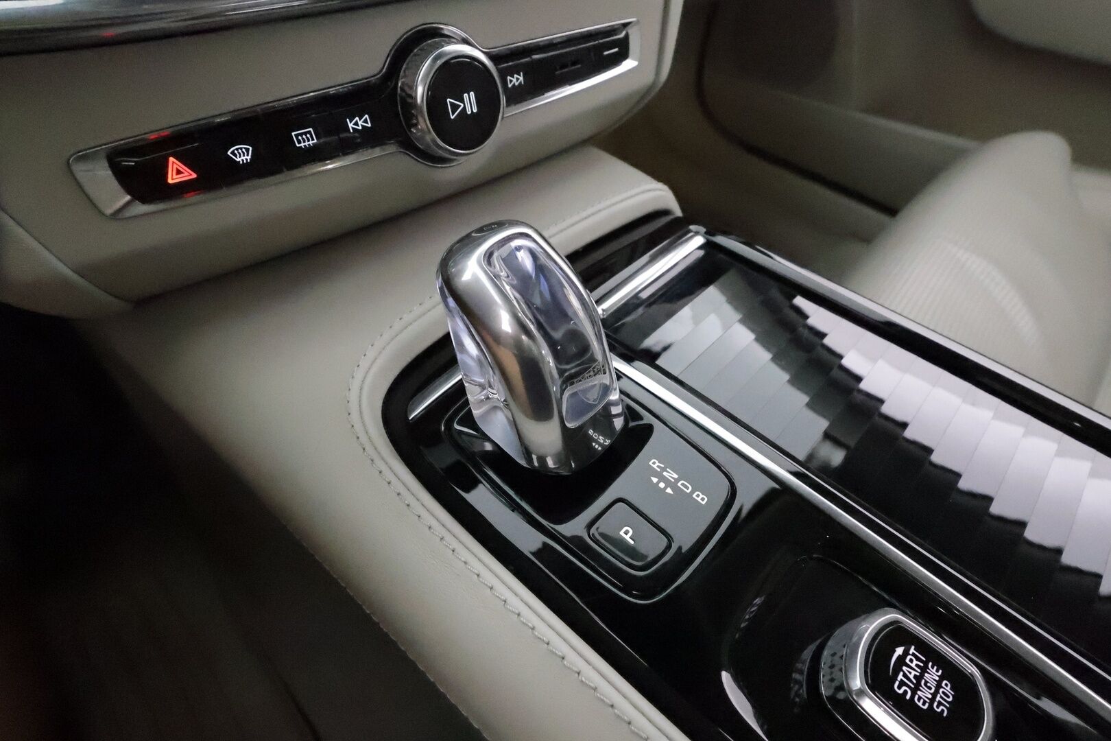 Volvo V90 2019 T8 AWD Inscription **Panorama / Koukku / ACC / B&O / Full-LED / 360° / Hierovat&Ilmastoidut Sporttinahat Muistilla** - 2x Latauskaapelit / Kahdet Renkaat / Merkkihuollettu! / **HUIPPU VARUSTEET**