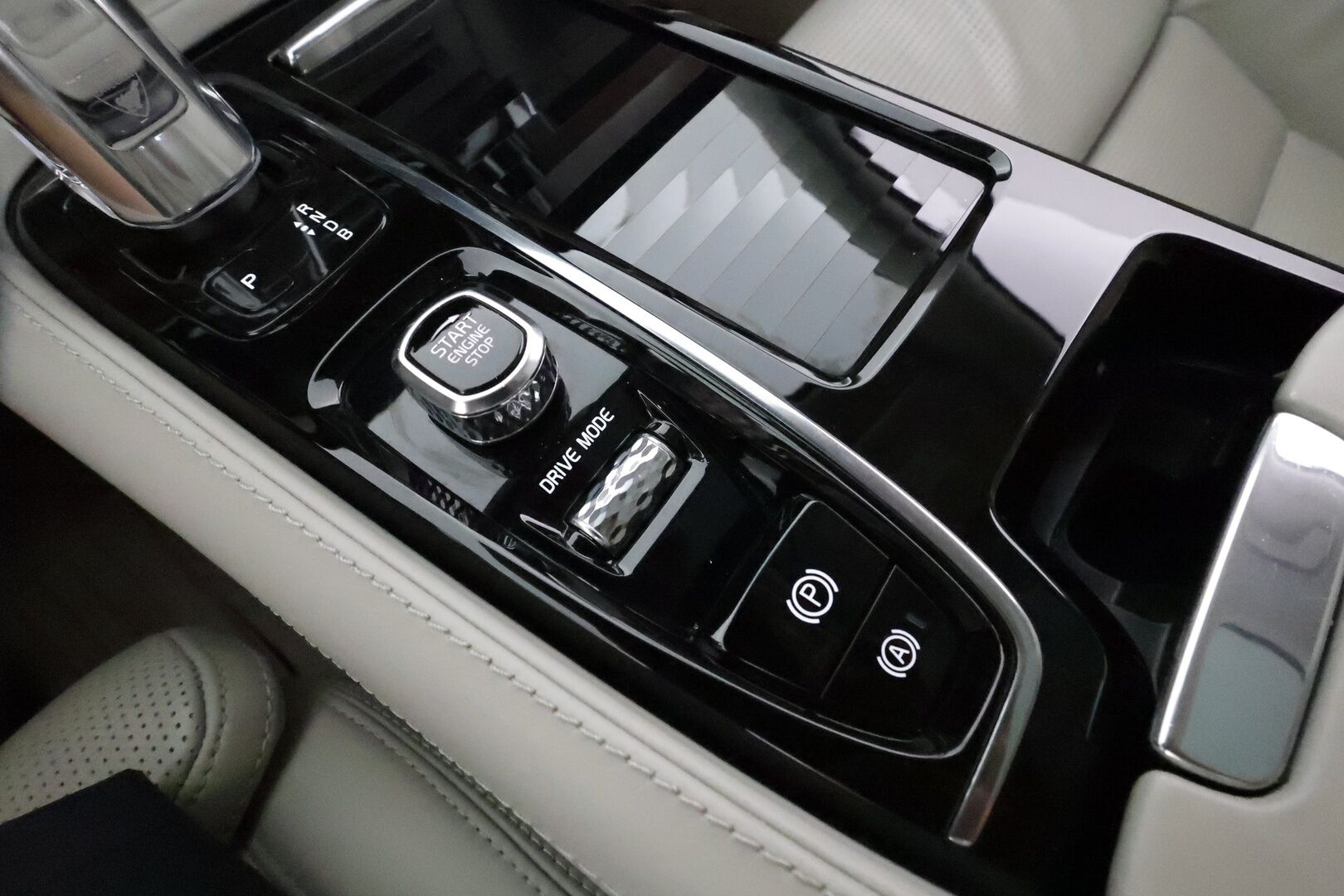 Volvo V90 2019 T8 AWD Inscription **Panorama / Koukku / ACC / B&O / Full-LED / 360° / Hierovat&Ilmastoidut Sporttinahat Muistilla** - 2x Latauskaapelit / Kahdet Renkaat / Merkkihuollettu! / **HUIPPU VARUSTEET**