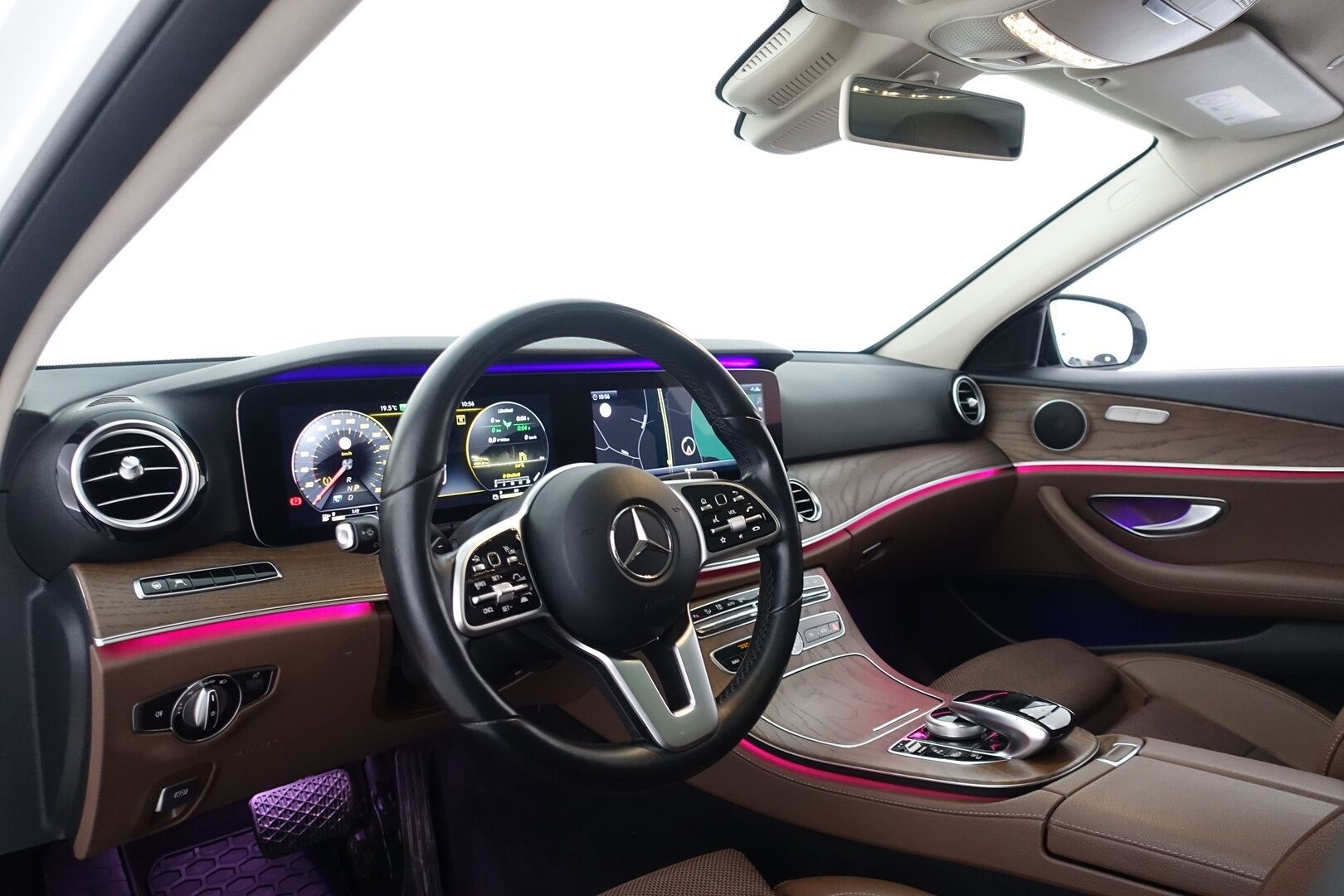 Mercedes-Benz E 2019 300 de T A Business Avantgarde Edition EQ Power - | Widescreen | Distronic Plus | BLIS | Dynamic LED | Panorama | P. Kamera | Kahdet renkaat alumiinivanteilla | Juuri huollettu | 