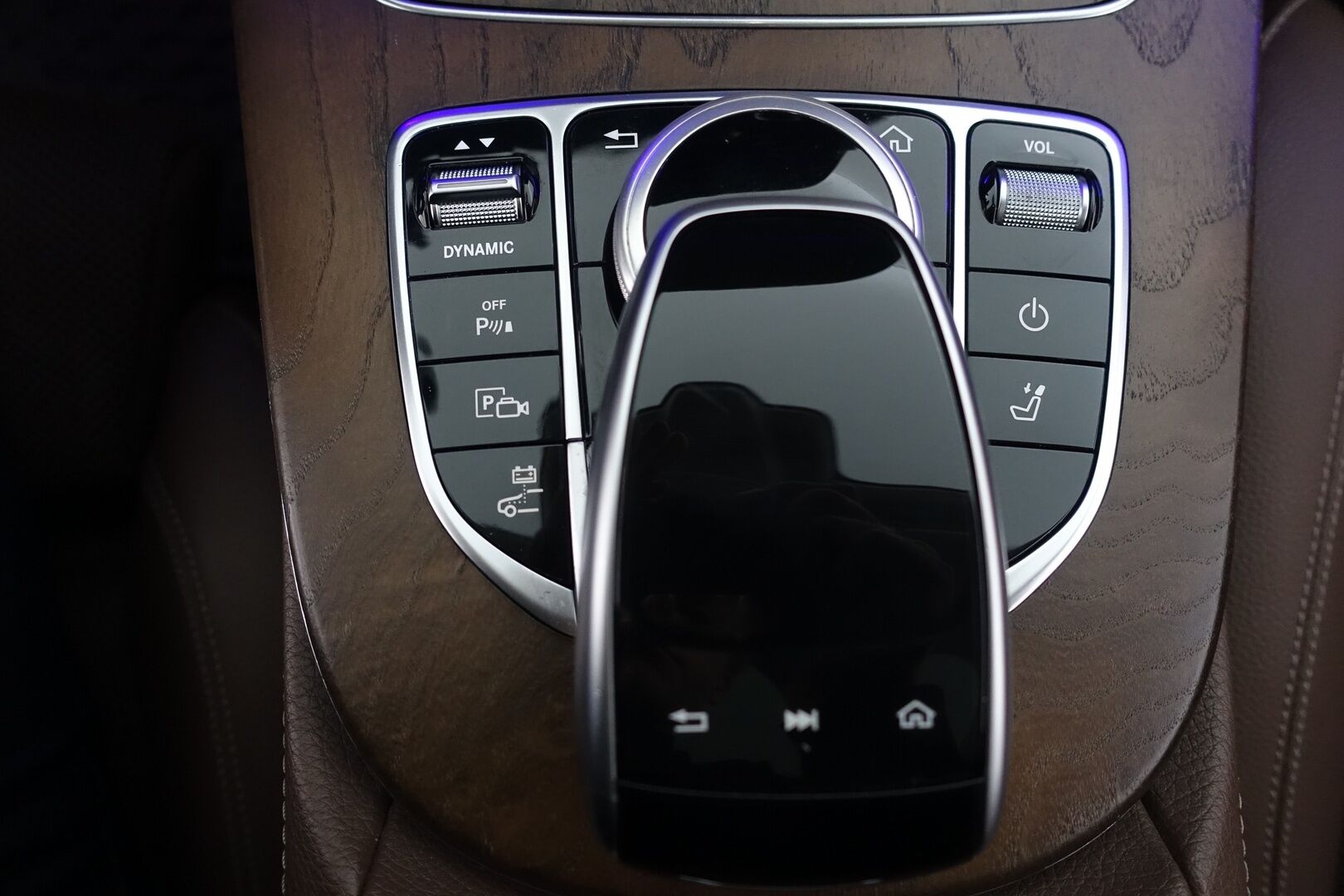 Mercedes-Benz E 2019 300 de T A Business Avantgarde Edition EQ Power - | Widescreen | Distronic Plus | BLIS | Dynamic LED | Panorama | P. Kamera | Kahdet renkaat alumiinivanteilla | Juuri huollettu | 