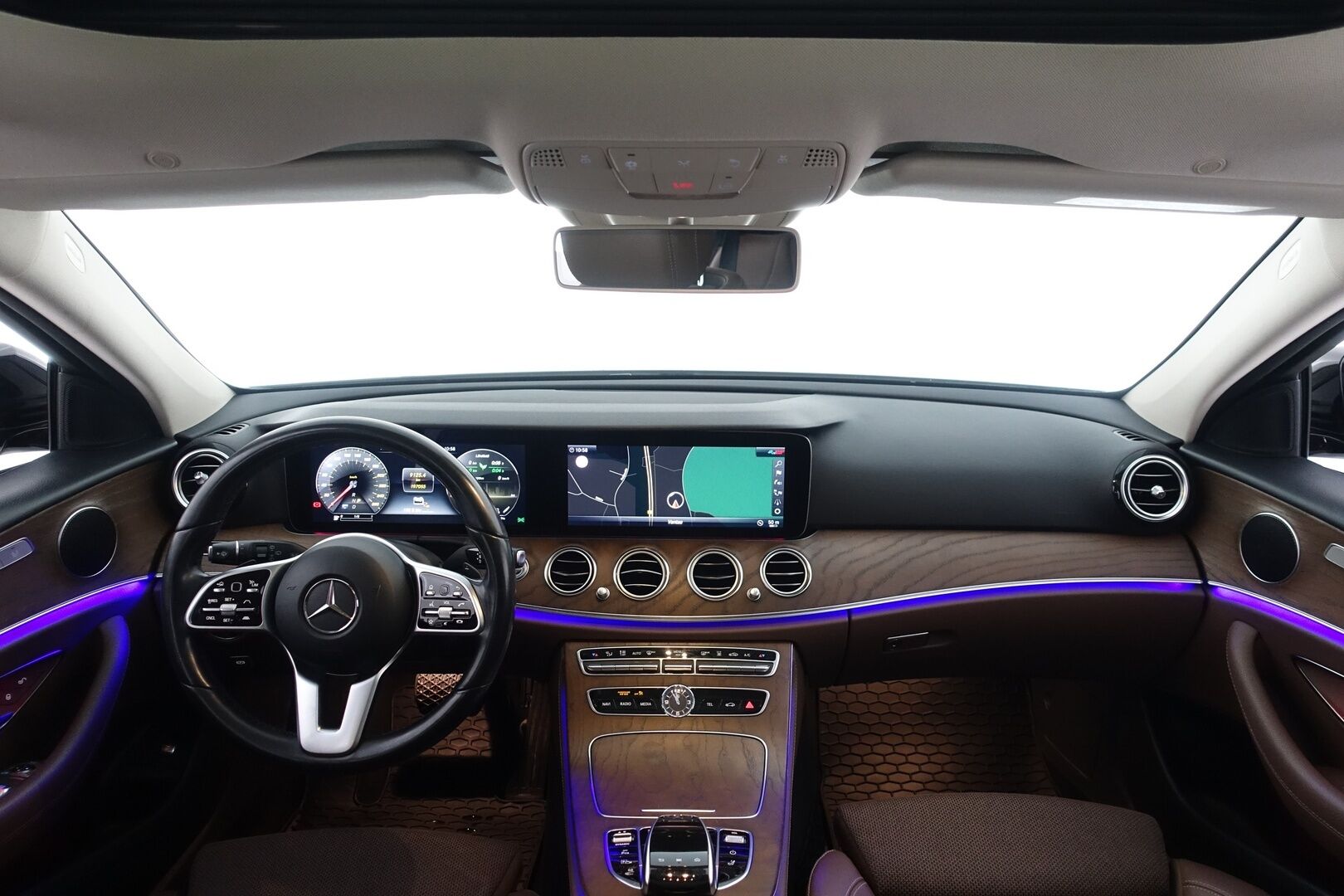 Mercedes-Benz E 2019 300 de T A Business Avantgarde Edition EQ Power - | Widescreen | Distronic Plus | BLIS | Dynamic LED | Panorama | P. Kamera | Kahdet renkaat alumiinivanteilla | Juuri huollettu | 