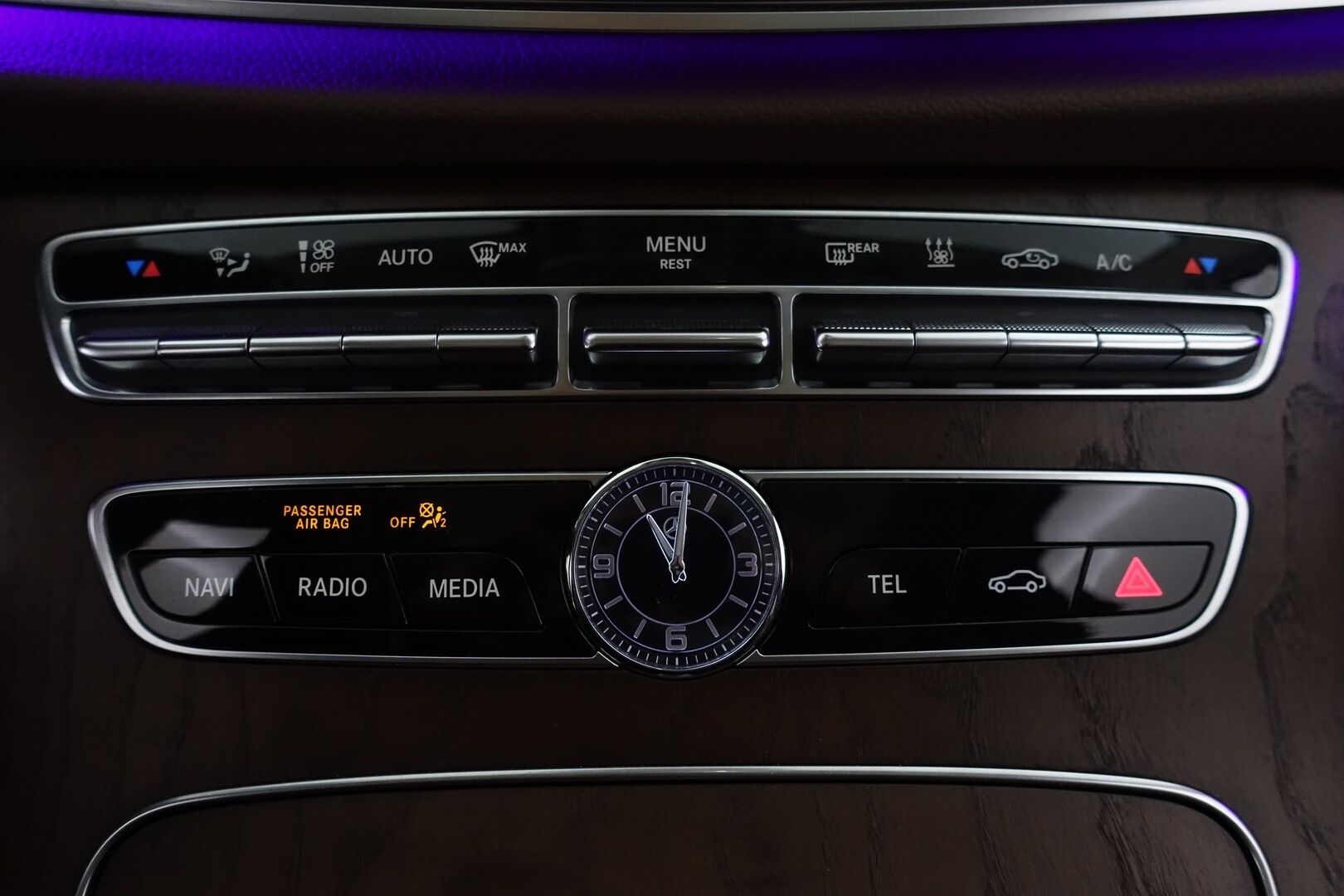 Mercedes-Benz E 2019 300 de T A Business Avantgarde Edition EQ Power - | Widescreen | Distronic Plus | BLIS | Dynamic LED | Panorama | P. Kamera | Kahdet renkaat alumiinivanteilla | Juuri huollettu | 