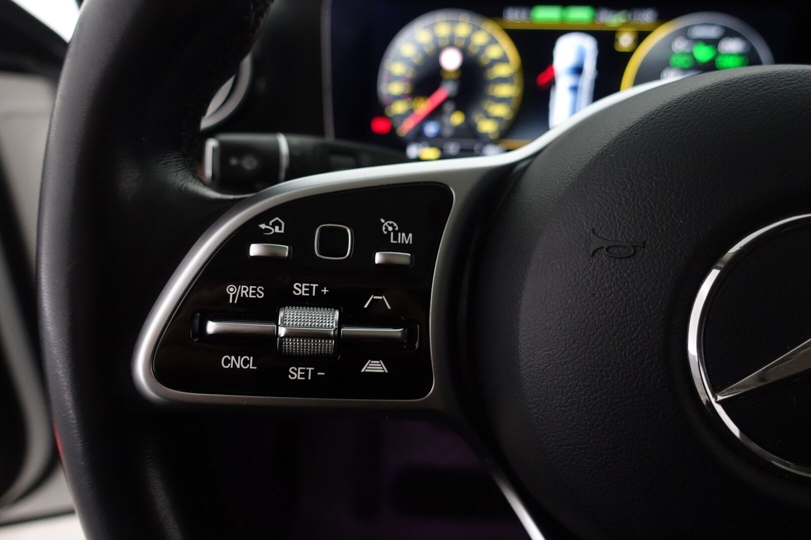 Mercedes-Benz E 2019 300 de T A Business Avantgarde Edition EQ Power - | Widescreen | Distronic Plus | BLIS | Dynamic LED | Panorama | P. Kamera | Kahdet renkaat alumiinivanteilla | Juuri huollettu | 