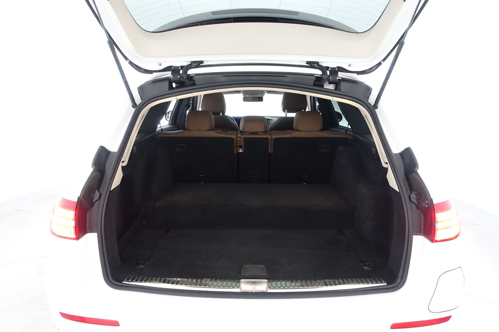 Mercedes-Benz E 2019 300 de T A Business Avantgarde Edition EQ Power - | Widescreen | Distronic Plus | BLIS | Dynamic LED | Panorama | P. Kamera | Kahdet renkaat alumiinivanteilla | Juuri huollettu | 