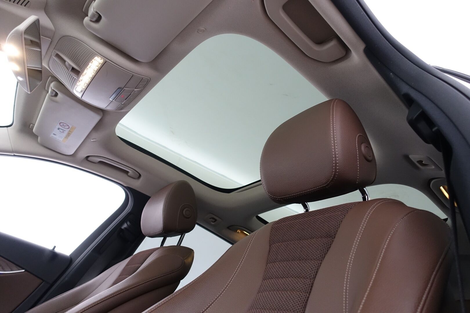 Mercedes-Benz E 2019 300 de T A Business Avantgarde Edition EQ Power - | Widescreen | Distronic Plus | BLIS | Dynamic LED | Panorama | P. Kamera | Kahdet renkaat alumiinivanteilla | Juuri huollettu | 