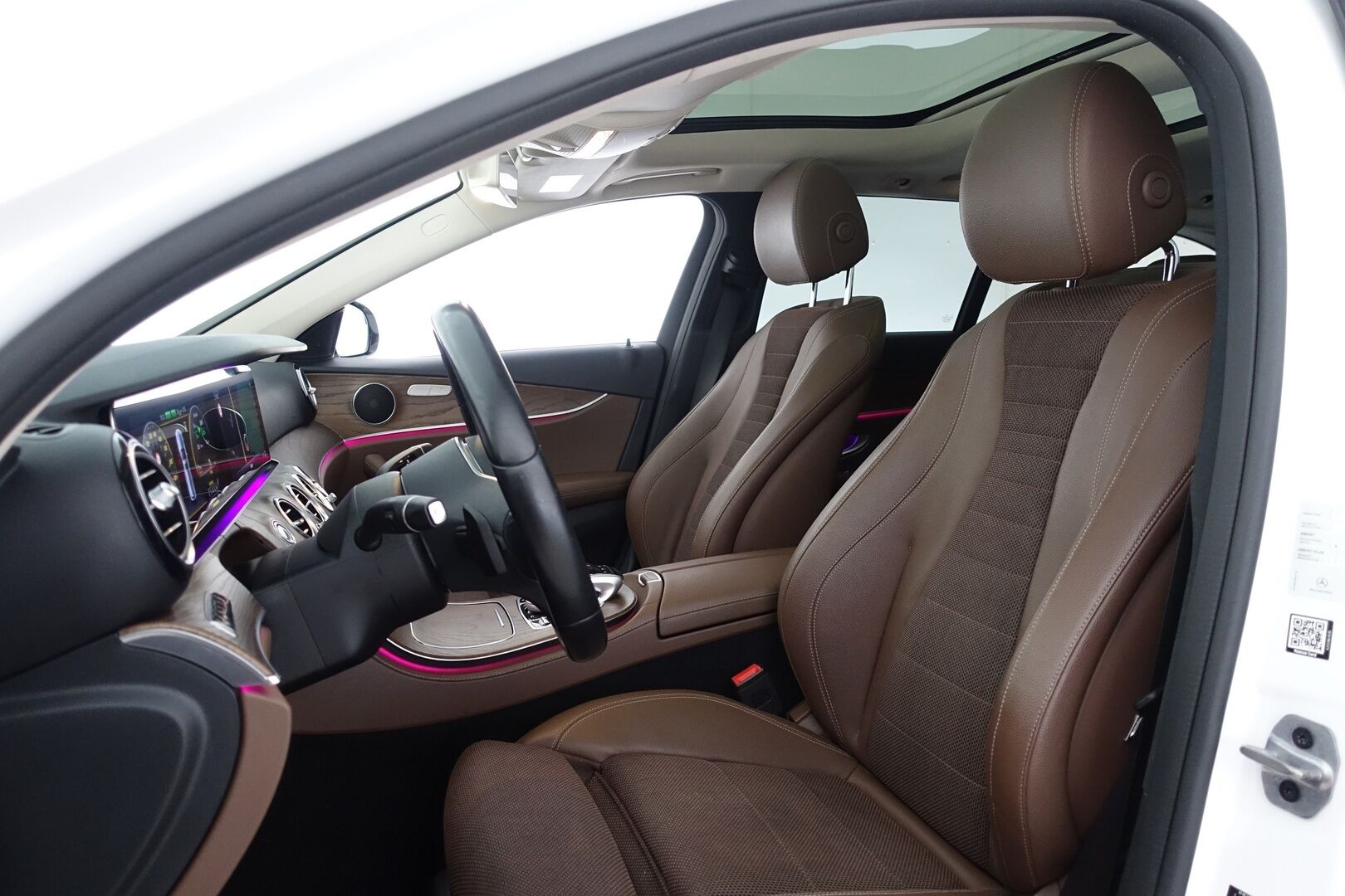 Mercedes-Benz E 2019 300 de T A Business Avantgarde Edition EQ Power - | Widescreen | Distronic Plus | BLIS | Dynamic LED | Panorama | P. Kamera | Kahdet renkaat alumiinivanteilla | Juuri huollettu | 