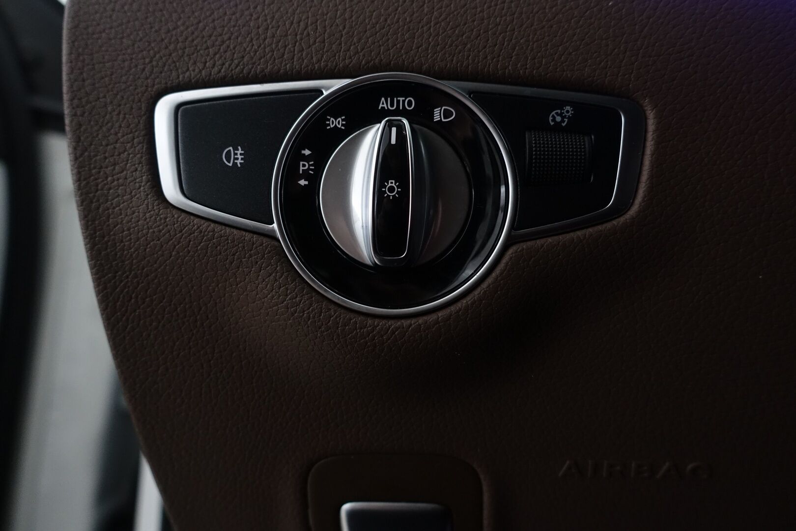 Mercedes-Benz E 2019 300 de T A Business Avantgarde Edition EQ Power - | Widescreen | Distronic Plus | BLIS | Dynamic LED | Panorama | P. Kamera | Kahdet renkaat alumiinivanteilla | Juuri huollettu | 