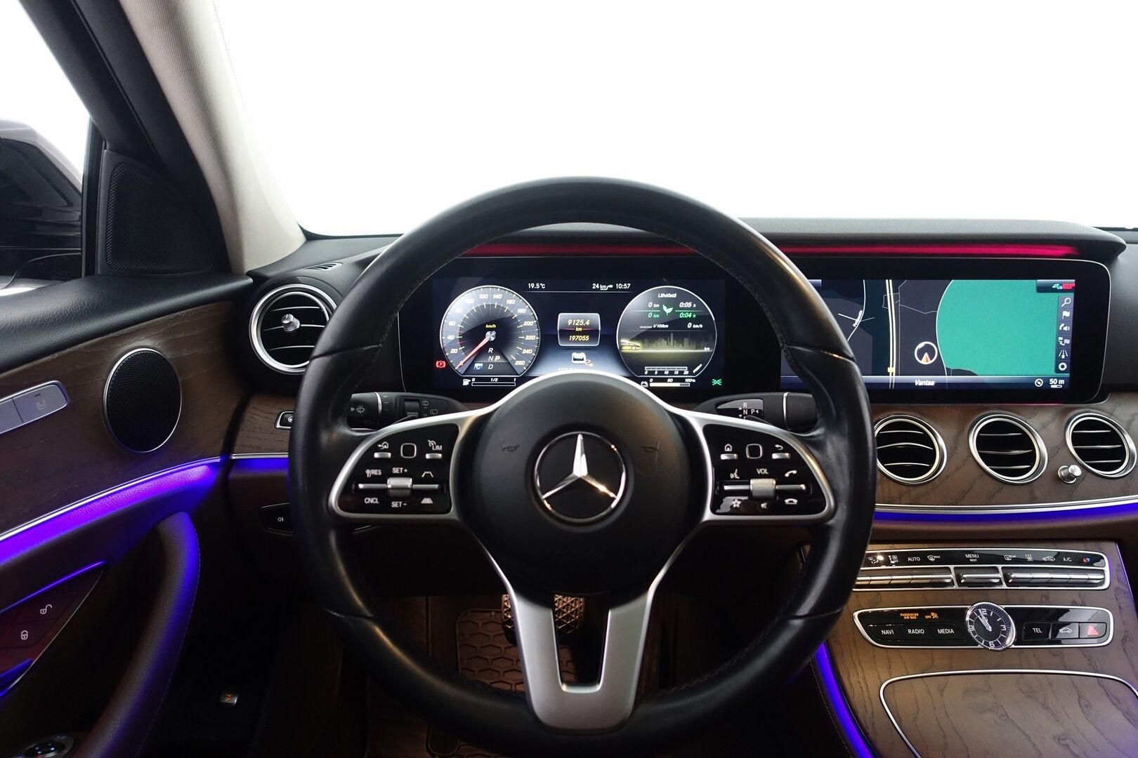 Mercedes-Benz E 2019 300 de T A Business Avantgarde Edition EQ Power - | Widescreen | Distronic Plus | BLIS | Dynamic LED | Panorama | P. Kamera | Kahdet renkaat alumiinivanteilla | Juuri huollettu | 