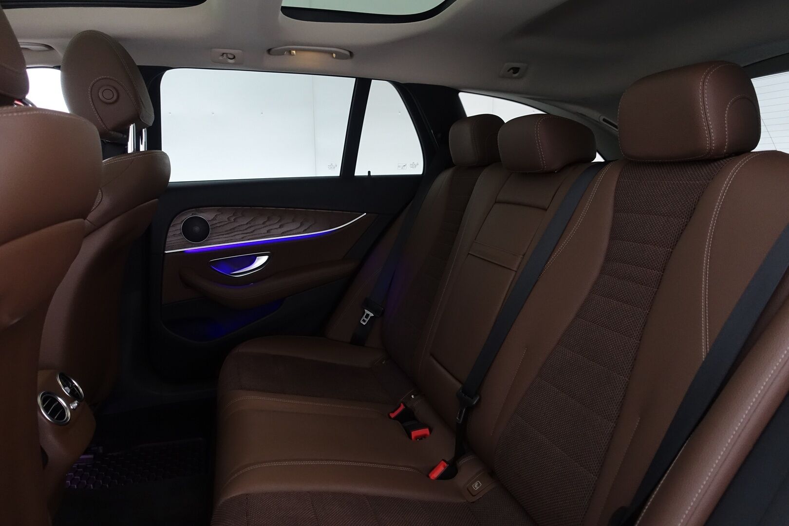 Mercedes-Benz E 2019 300 de T A Business Avantgarde Edition EQ Power - | Widescreen | Distronic Plus | BLIS | Dynamic LED | Panorama | P. Kamera | Kahdet renkaat alumiinivanteilla | Juuri huollettu | 