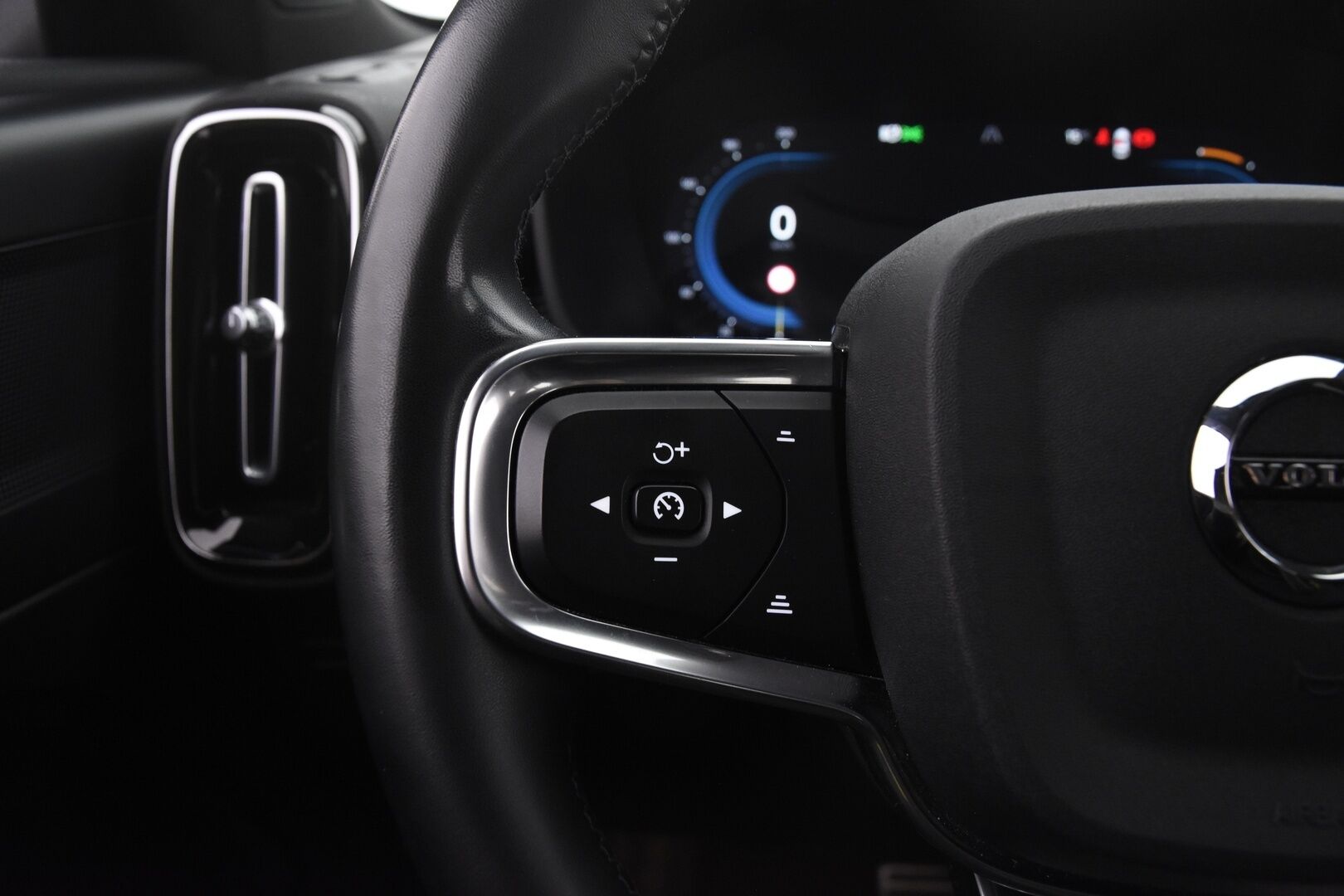 Volvo XC40 2022 Recharge Twin Plus aut - ILP | ACC | Keyless | Carplay | Nahkasisusta | Ratinlämmitin | Sähköpenkit
