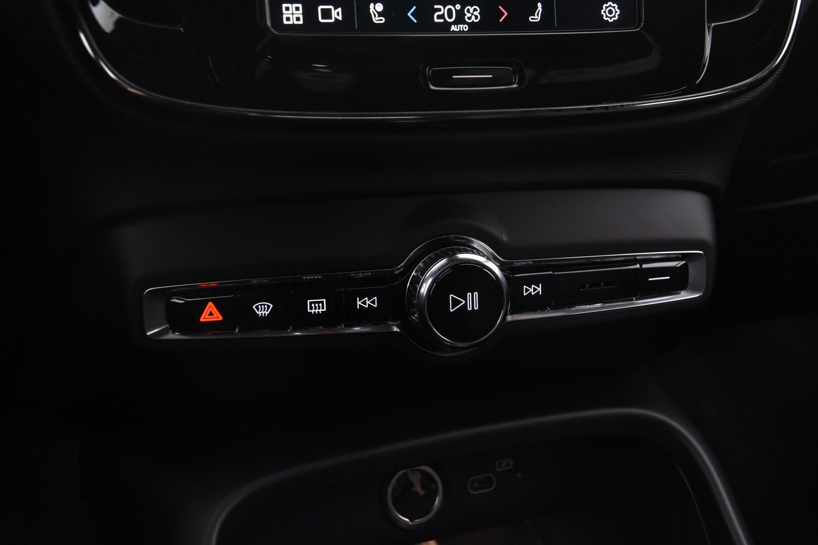 Volvo XC40 2022 Recharge Twin Plus aut - ILP | ACC | Keyless | Carplay | Nahkasisusta | Ratinlämmitin | Sähköpenkit