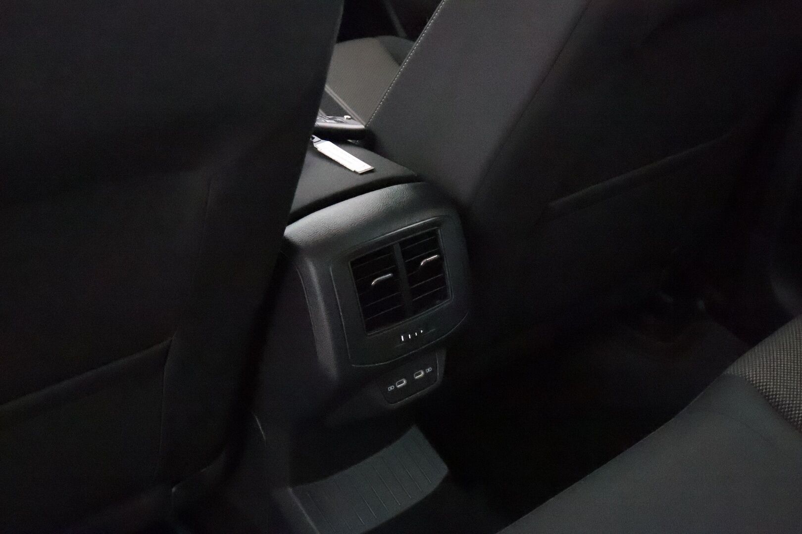 Volkswagen T-Roc 2022 Style Business 1,5 TSI EVO 110 kW DSG-aut ** Webasto / ACC / Koukku / Apple&Android / P.tutkat - 1.om Suomi-auto / Kahdet renkaat vanteilla