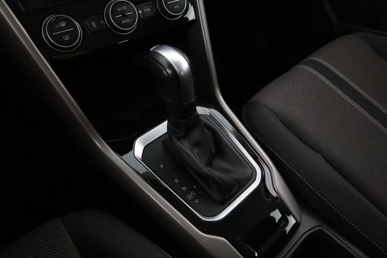 Volkswagen T-Roc 2022 Style Business 1,5 TSI EVO 110 kW DSG-aut ** Webasto / ACC / Koukku / Apple&Android / P.tutkat - 1.om Suomi-auto / Kahdet renkaat vanteilla