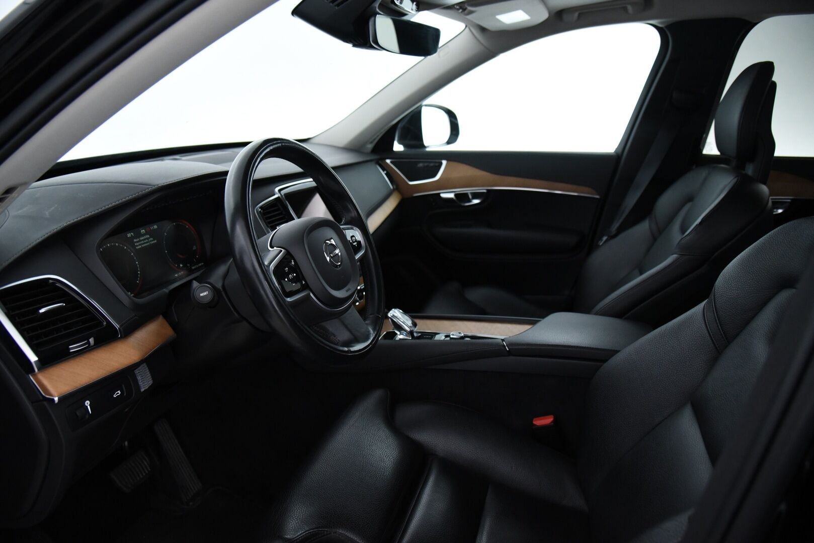Volvo XC90 2022 B5 AWD MHEV Inscription aut 7-P / Webasto / Adapt. vak / P-Kamera / Muistipenkit / BLIS / Keyless / Apple&Android - 3,99 % KORKOTARJOUS TÄHÄN AUTOON 31.8. ASTI! - Suomi-Auto / 7-istuimella / 2x renkailla & vanteilla!