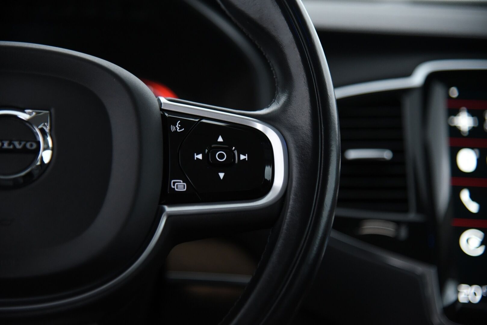 Volvo XC90 2022 B5 AWD MHEV Inscription aut 7-P / Webasto / Adapt. vak / P-Kamera / Muistipenkit / BLIS / Keyless / Apple&Android - 3,99 % KORKOTARJOUS TÄHÄN AUTOON 31.8. ASTI! - Suomi-Auto / 7-istuimella / 2x renkailla & vanteilla!