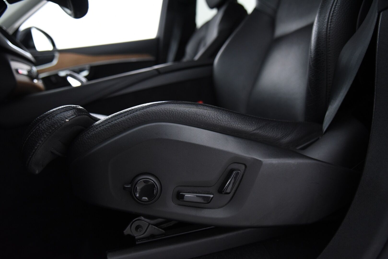Volvo XC90 2022 B5 AWD MHEV Inscription aut 7-P / Webasto / Adapt. vak / P-Kamera / Muistipenkit / BLIS / Keyless / Apple&Android - 3,99 % KORKOTARJOUS TÄHÄN AUTOON 31.8. ASTI! - Suomi-Auto / 7-istuimella / 2x renkailla & vanteilla!