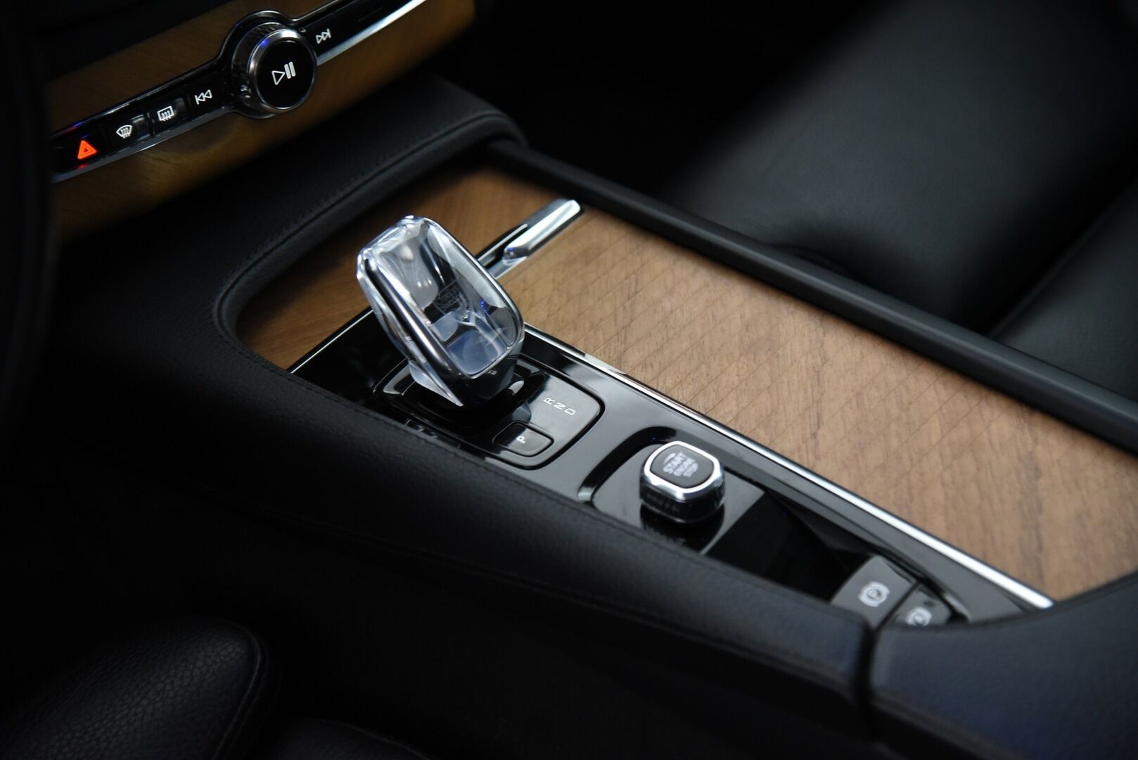 Volvo XC90 2022 B5 AWD MHEV Inscription aut 7-P / ACC & Pilot assist / Webasto / P-kamera / Muistipenkit / BLIS / Vetokoukku valmius - Suomi-Auto / 7-istuimella / 2x renkailla & vanteilla!