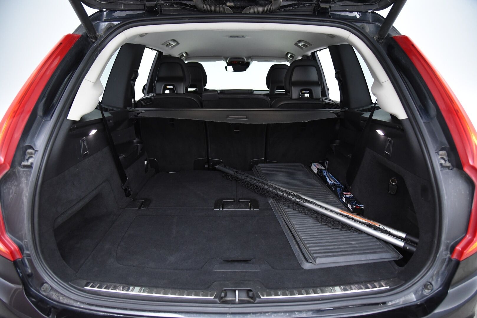 Volvo XC90 2022 B5 AWD MHEV Inscription aut 7-P / Webasto / Adapt. vak / P-Kamera / Muistipenkit / BLIS / Keyless / Apple&Android - 3,99 % KORKOTARJOUS TÄHÄN AUTOON 31.8. ASTI! - Suomi-Auto / 7-istuimella / 2x renkailla & vanteilla!