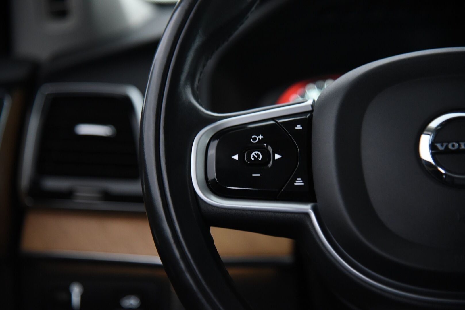 Volvo XC90 2022 B5 AWD MHEV Inscription aut 7-P / Webasto / Adapt. vak / P-Kamera / Muistipenkit / BLIS / Keyless / Apple&Android - 3,99 % KORKOTARJOUS TÄHÄN AUTOON 31.8. ASTI! - Suomi-Auto / 7-istuimella / 2x renkailla & vanteilla!