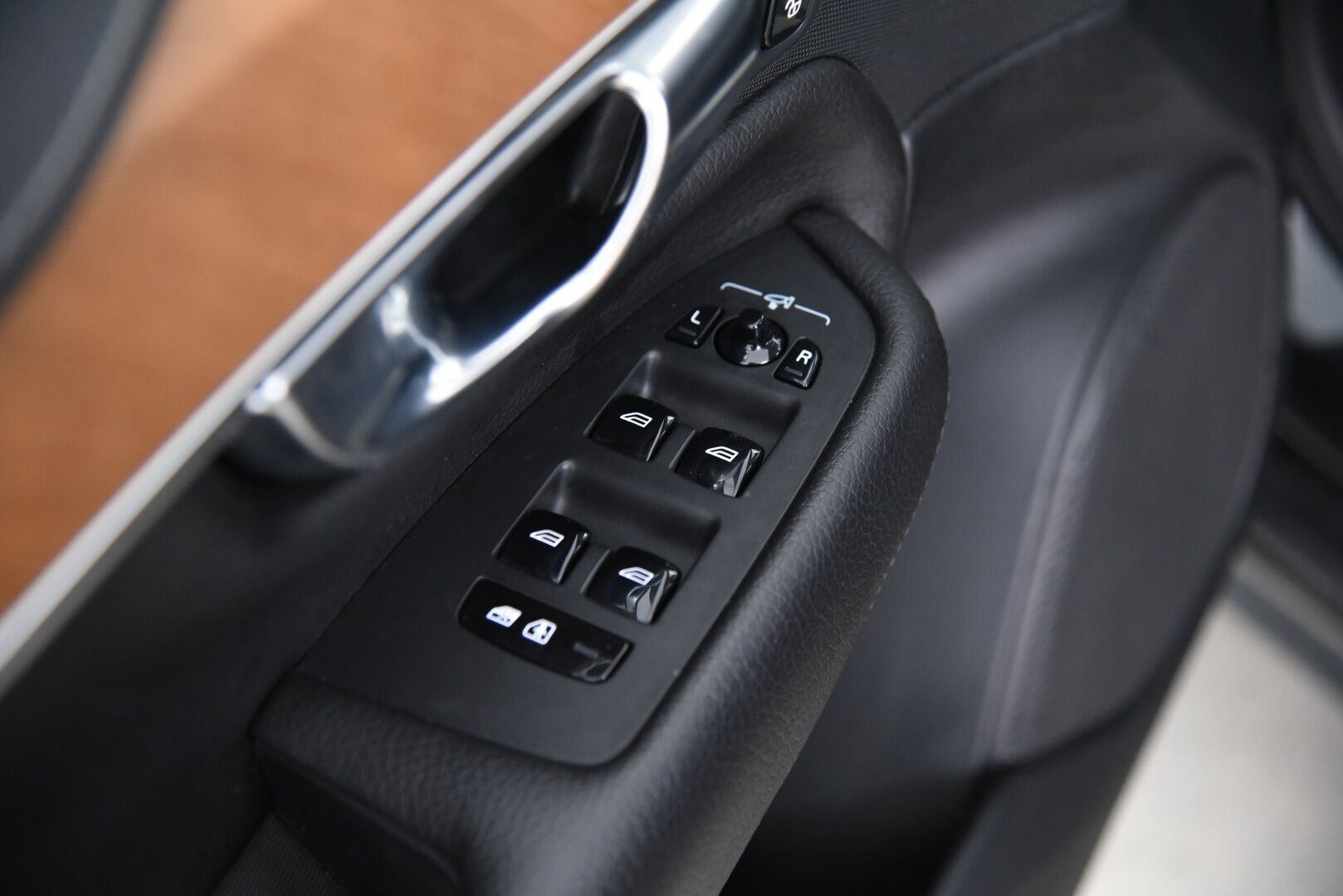 Volvo XC90 2022 B5 AWD MHEV Inscription aut 7-P / Webasto / Adapt. vak / P-Kamera / Muistipenkit / BLIS / Keyless / Apple&Android - 3,99 % KORKOTARJOUS TÄHÄN AUTOON 31.8. ASTI! - Suomi-Auto / 7-istuimella / 2x renkailla & vanteilla!