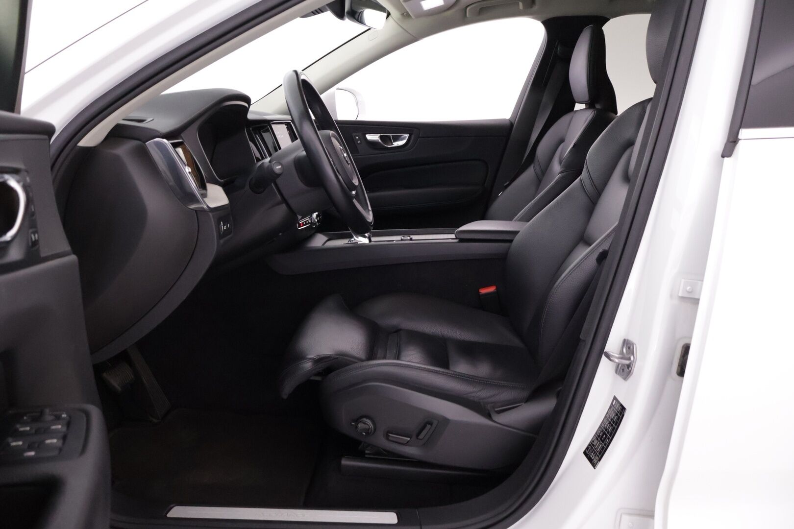 Volvo XC60 2022 T6 TwE AWD Business Inscription Edition aut - Facelift | Webasto | ACC | Panorama | P-kamera | Sporttipenkki Muistilla | 2x renkaat | KeylessGo 
