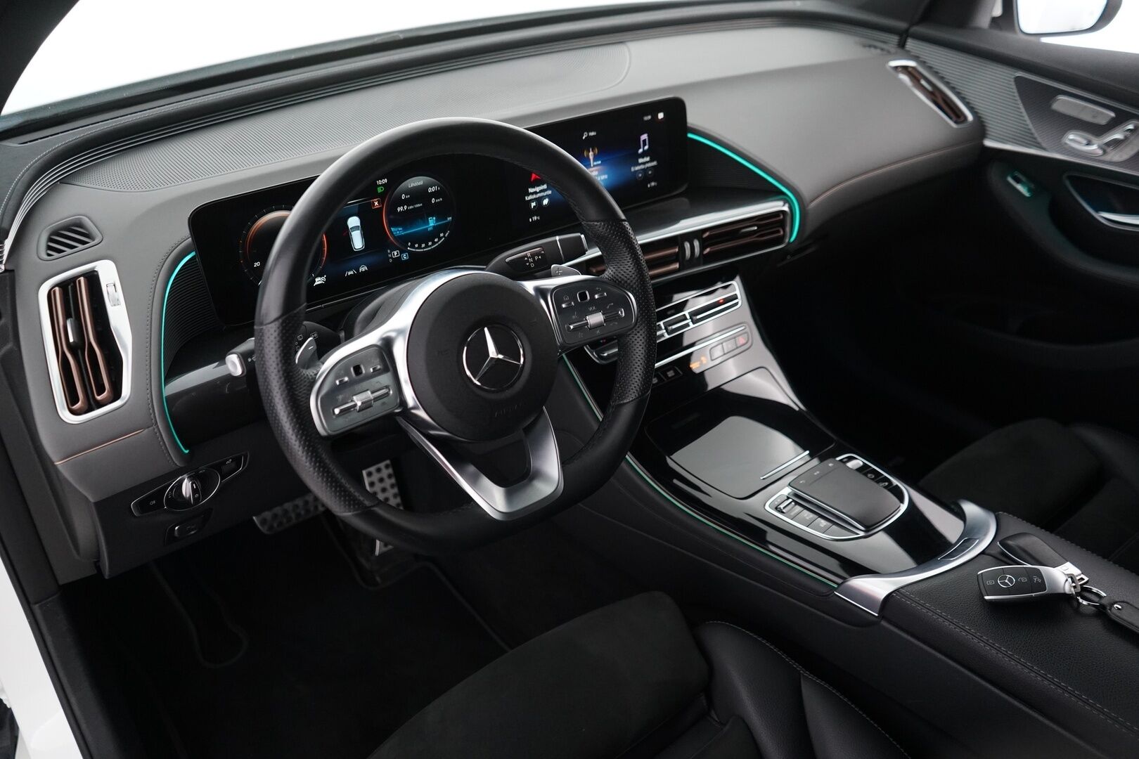 Mercedes-Benz EQC 2022 400 4MATIC Business AMG  *Distronic+ / Widescreen / Navi / Koukku / Keyless / Ambient / Blis / Muistipenkit - 3,99 % KORKOTARJOUS TÄHÄN AUTOON - 31.5. ASTI! - Suomi-auto / Kahdet vanteet renkaineen / Kaikki huollot tehty Veholla!