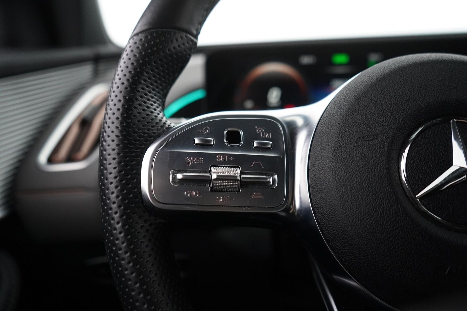 Mercedes-Benz EQC 2022 400 4MATIC Business AMG  *Distronic+ / Widescreen / Navi / Koukku / Keyless / Ambient / Blis / Muistipenkit - 3,99 % KORKOTARJOUS TÄHÄN AUTOON - 31.5. ASTI! - Suomi-auto / Kahdet vanteet renkaineen / Kaikki huollot tehty Veholla!