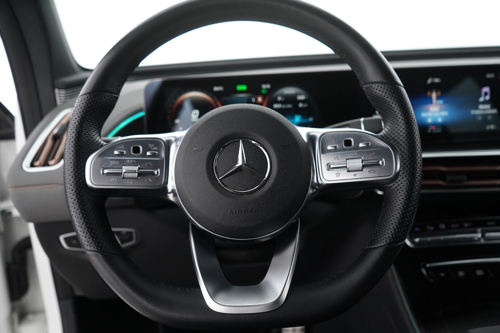 Mercedes-Benz EQC 2022 400 4MATIC Business AMG  *Distronic+ / Widescreen / Navi / Koukku / Keyless / Ambient / Blis / Muistipenkit - 3,99 % KORKOTARJOUS TÄHÄN AUTOON - 31.5. ASTI! - Suomi-auto / Kahdet vanteet renkaineen / Kaikki huollot tehty Veholla!