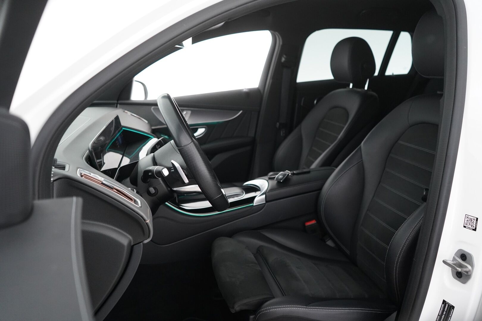 Mercedes-Benz EQC 2022 400 4MATIC Business AMG  *Distronic+ / Widescreen / Navi / Koukku / Keyless / Ambient / Blis / Muistipenkit - 3,99 % KORKOTARJOUS TÄHÄN AUTOON - 31.5. ASTI! - Suomi-auto / Kahdet vanteet renkaineen / Kaikki huollot tehty Veholla!