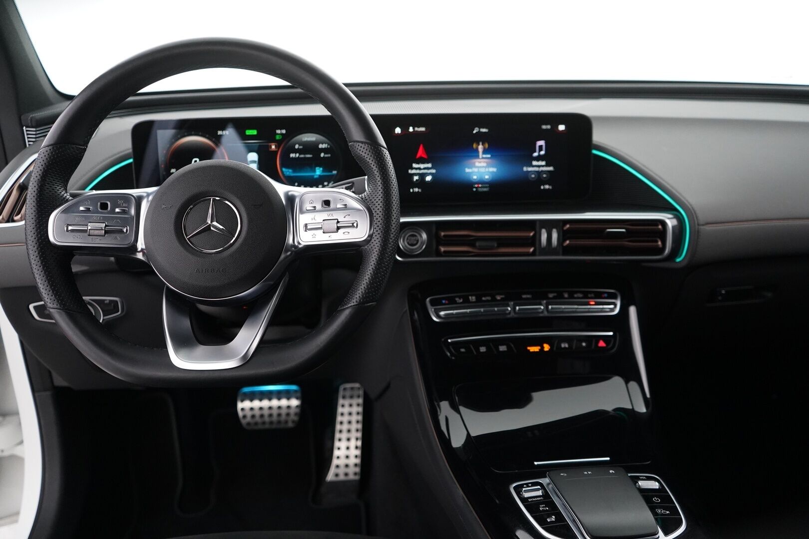 Mercedes-Benz EQC 2022 400 4MATIC Business AMG  *Distronic+ / Widescreen / Navi / Koukku / Keyless / Ambient / Blis / Muistipenkit - 3,99 % KORKOTARJOUS TÄHÄN AUTOON - 31.5. ASTI! - Suomi-auto / Kahdet vanteet renkaineen / Kaikki huollot tehty Veholla!
