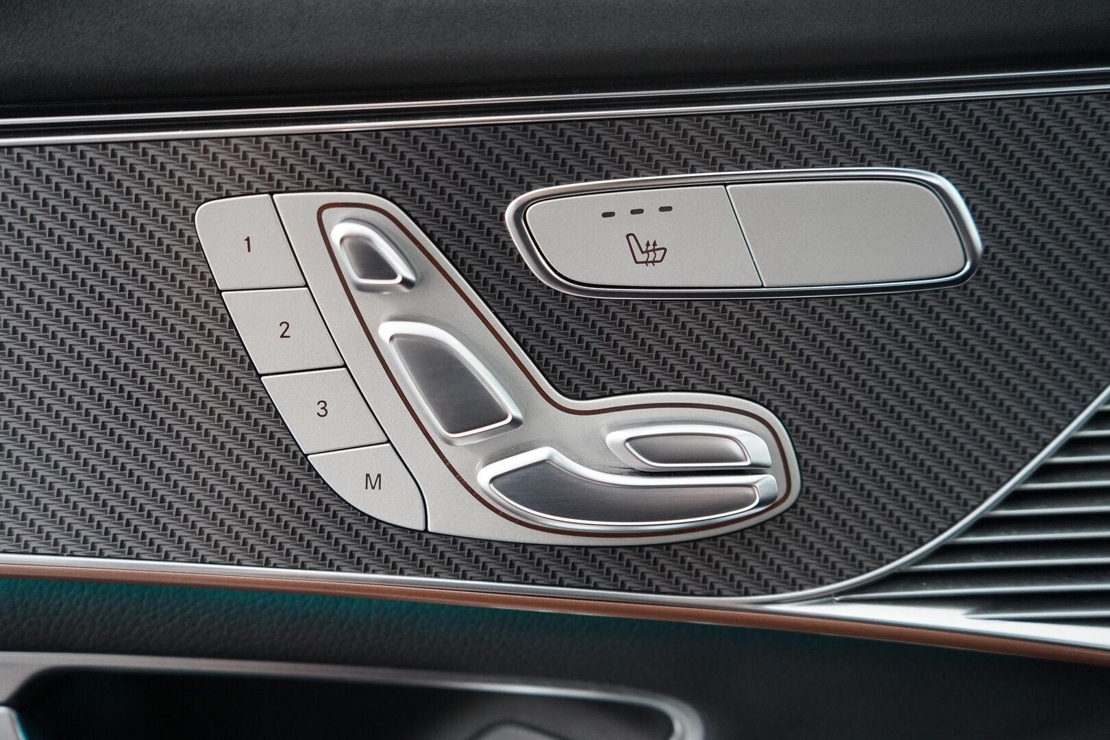 Mercedes-Benz EQC 2022 400 4MATIC Business AMG  *Distronic+ / Widescreen / Navi / Koukku / Keyless / Ambient / Blis / Muistipenkit - 3,99 % KORKOTARJOUS TÄHÄN AUTOON - 31.5. ASTI! - Suomi-auto / Kahdet vanteet renkaineen / Kaikki huollot tehty Veholla!