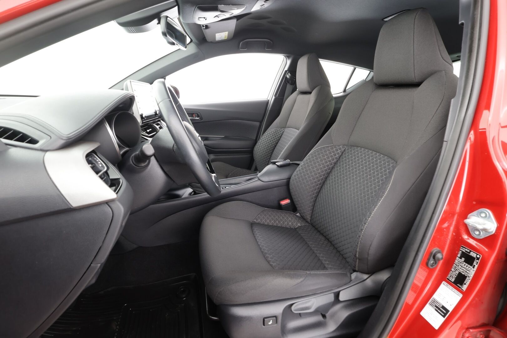 Toyota C-HR 2022 1,8 Hybrid Active Edition - | ACC | Navi | P.kamera | Lohkolämmitin | Lane Assist | Keyless | Apple & Android | LED | Aut. pitkät | 1-om suomiauto | Merkkihuollot | 