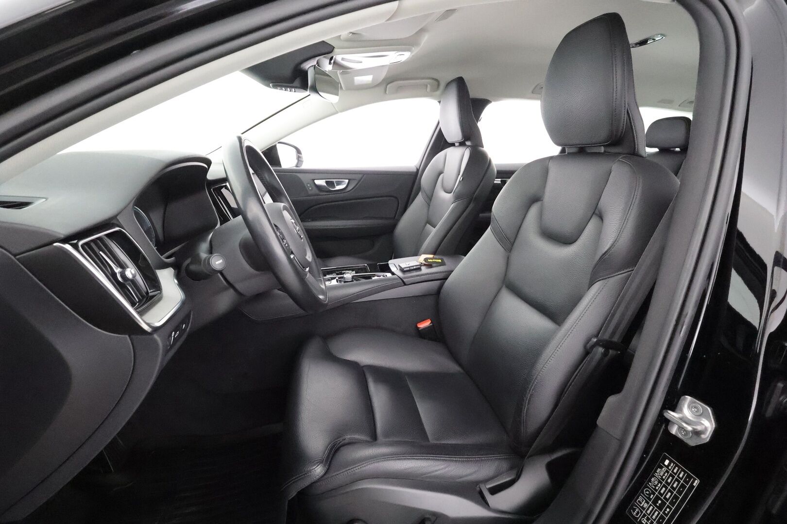 Volvo V60 2022 T6 TwE AWD Business Inscription Edition aut * ACC / Webasto / Koukku / Muistipenkki / Full LED / Nahat / Keyless / P.Kamera * - 1.Om Suomi-auto / Kahdet renkaat aluvanteilla / Merkkihuollettu - HULLUT AVAJAISHULINAT KORKOTARJOUS 3,29 %