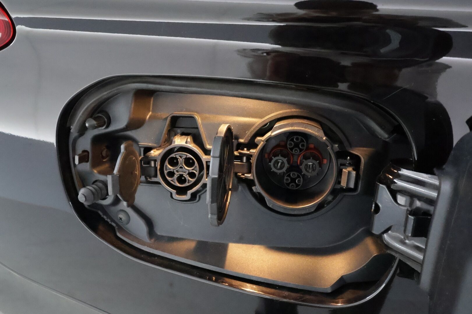 Mitsubishi Outlander PHEV 2017 PHEV Instyle Navi **Adapt.Vakkari / Koukku / Lasikattoluukku / 360° / Nahkaverhoilu / Kaistavahti** - Kahdet Renkaat