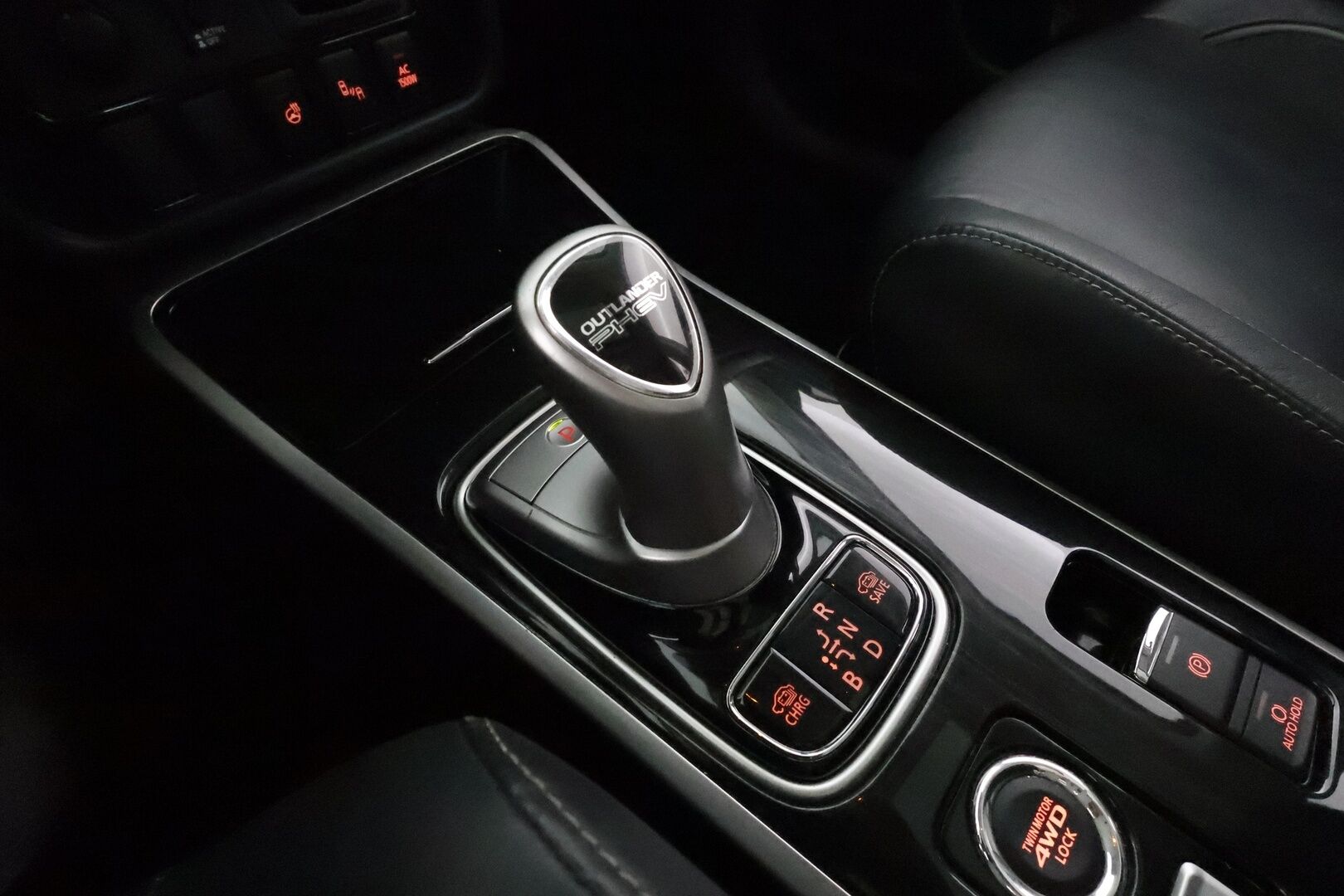 Mitsubishi Outlander PHEV 2017 PHEV Instyle Navi **Adapt.Vakkari / Koukku / Lasikattoluukku / 360° / Nahkaverhoilu / Kaistavahti** - Kahdet Renkaat