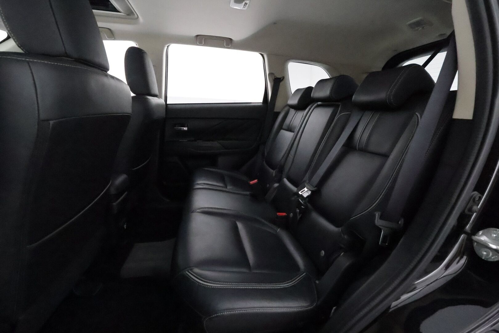 Mitsubishi Outlander PHEV 2017 PHEV Instyle Navi **Adapt.Vakkari / Koukku / Lasikattoluukku / 360° / Nahkaverhoilu / Kaistavahti** - Kahdet Renkaat