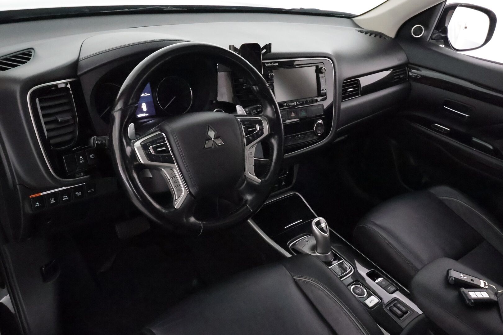 Mitsubishi Outlander PHEV 2017 PHEV Instyle Navi **Adapt.Vakkari / Koukku / Lasikattoluukku / 360° / Nahkaverhoilu / Kaistavahti** - Kahdet Renkaat