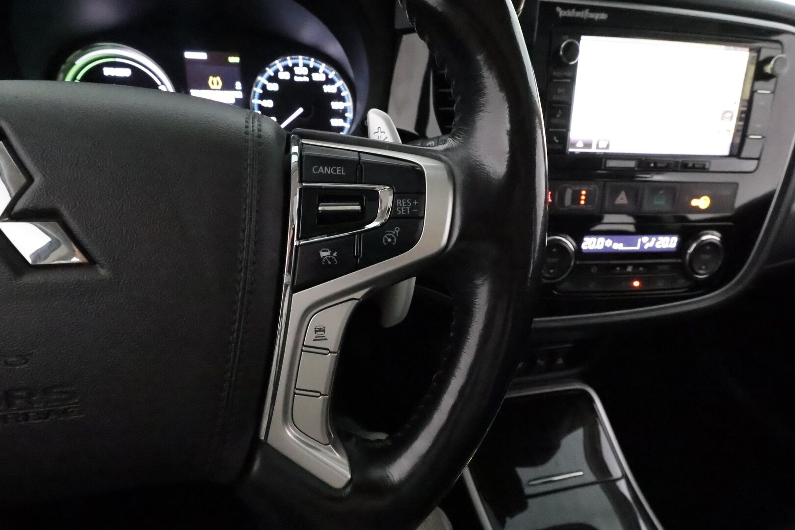 Mitsubishi Outlander PHEV 2017 PHEV Instyle Navi **Adapt.Vakkari / Koukku / Lasikattoluukku / 360° / Nahkaverhoilu / Kaistavahti** - Kahdet Renkaat