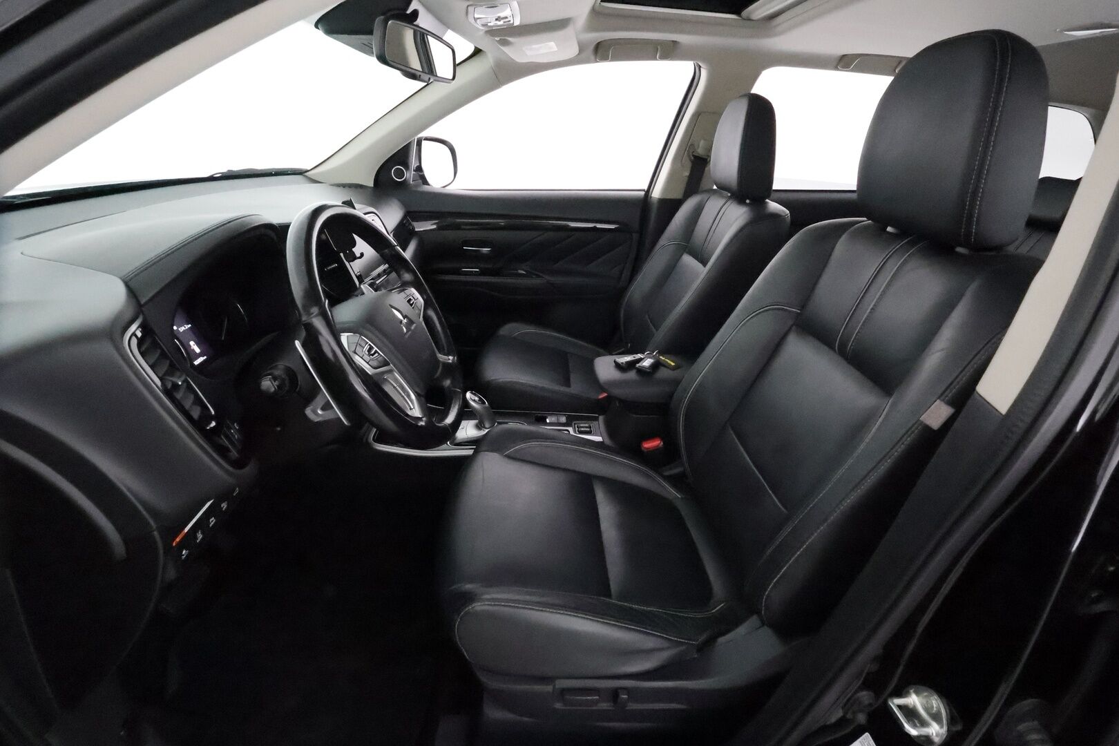 Mitsubishi Outlander PHEV 2017 PHEV Instyle Navi **Adapt.Vakkari / Koukku / Lasikattoluukku / 360° / Nahkaverhoilu / Kaistavahti** - Kahdet Renkaat