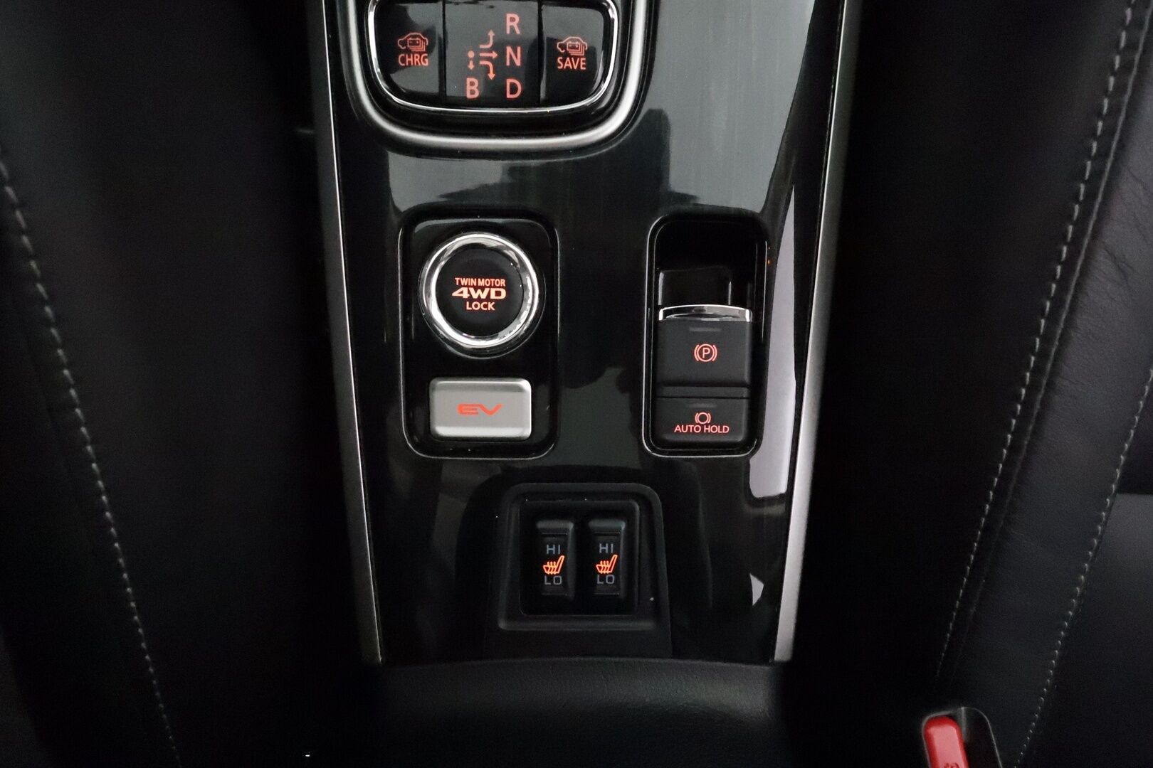 Mitsubishi Outlander PHEV 2017 PHEV Instyle Navi **Adapt.Vakkari / Koukku / Lasikattoluukku / 360° / Nahkaverhoilu / Kaistavahti** - Kahdet Renkaat