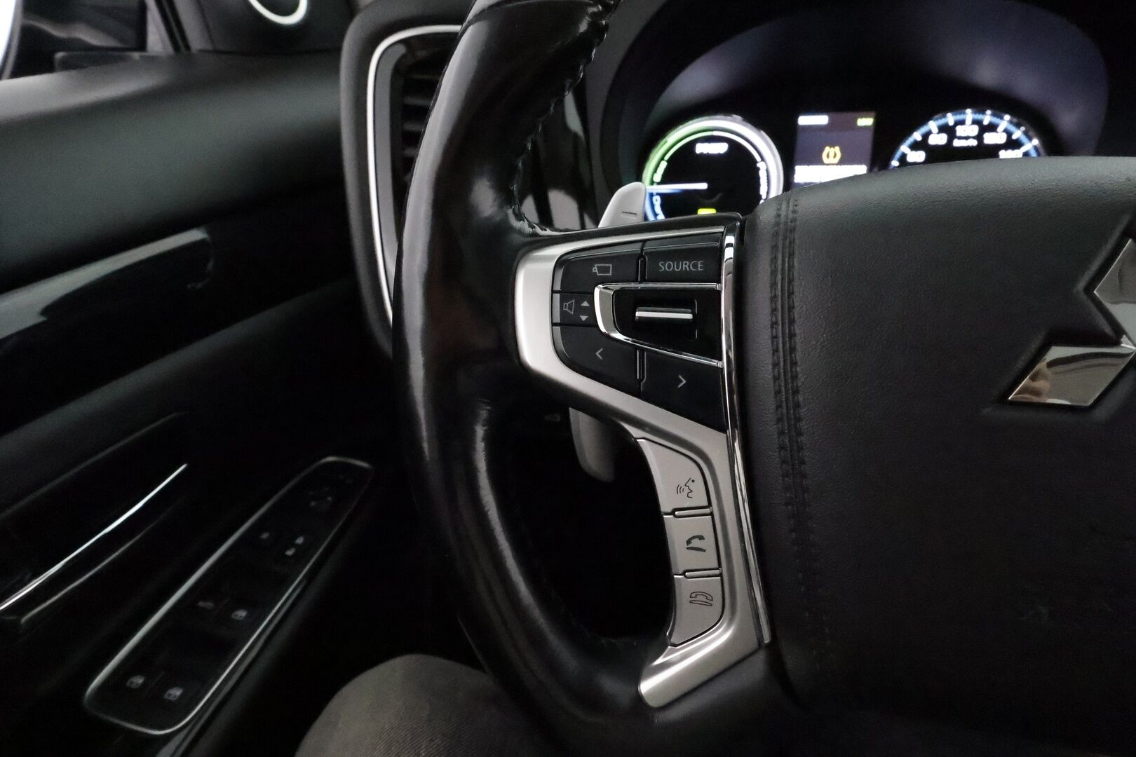 Mitsubishi Outlander PHEV 2017 PHEV Instyle Navi **Adapt.Vakkari / Koukku / Lasikattoluukku / 360° / Nahkaverhoilu / Kaistavahti** - Kahdet Renkaat