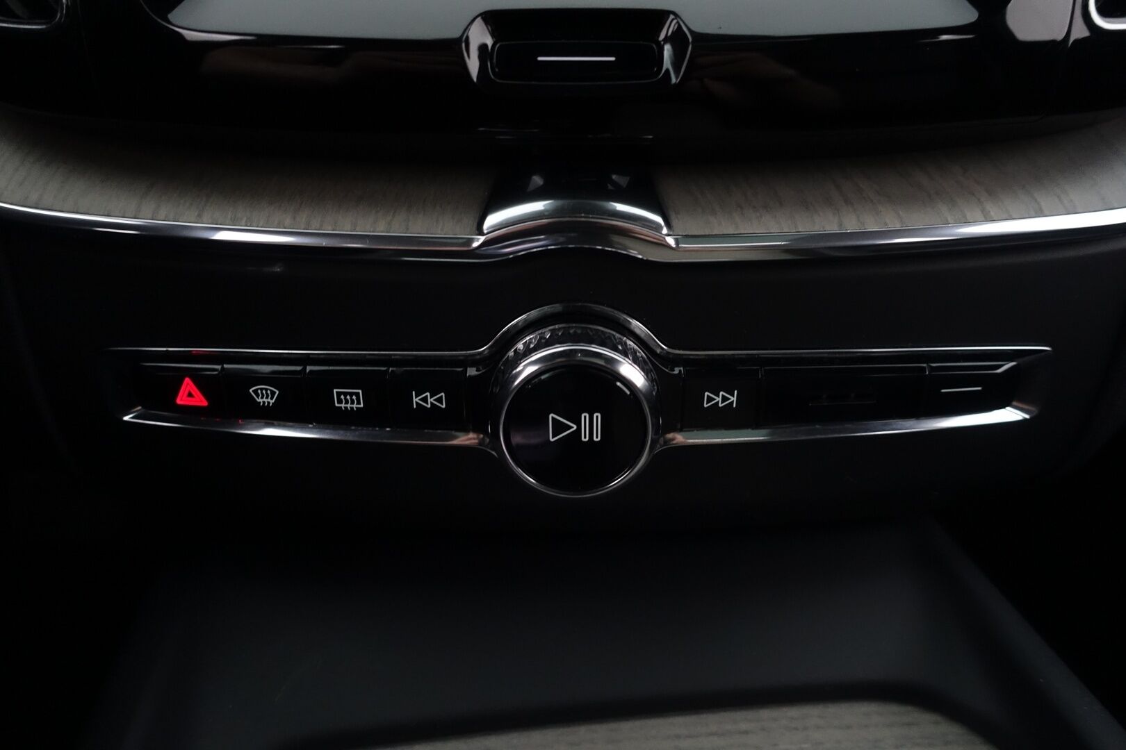 Volvo XC60 2019 T8 AWD Inscription - | Bowers&Wilkins | Webasto | HUD | ACC | Panorama | Ilmastoidut ja hierovat nahat | Sähköpenkit muistilla | Ilma-alusta & Four-C | P.kamera & tutkat | Koukku | Apple & Android | 2xrenkaat & vanteet |