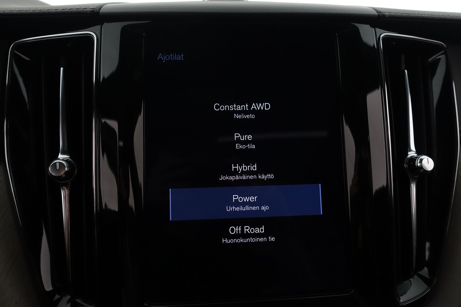 Volvo XC60 2019 T8 AWD Inscription - | Bowers&Wilkins | Webasto | HUD | ACC | Panorama | Ilmastoidut ja hierovat nahat | Sähköpenkit muistilla | Ilma-alusta & Four-C | P.kamera & tutkat | Koukku | Apple & Android | 2xrenkaat & vanteet |